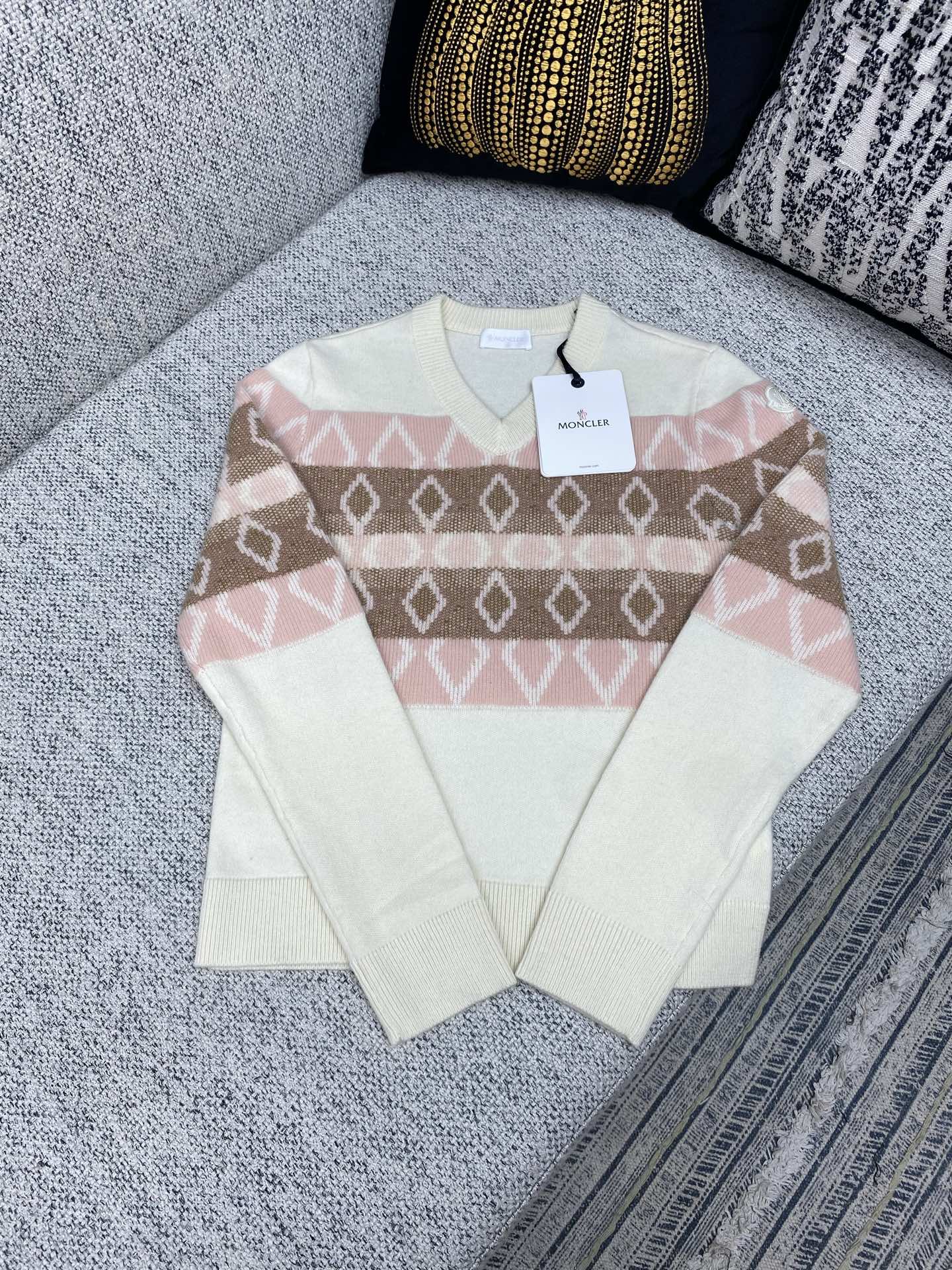 NO:522907,The 25ss Women's Rhombus Pattern Wool V-neck Sweater This women's sweater is made of comfortable wool fabric and is decorated with striped diamond patterns. Size S.M.L., Moncler, sweaters, alexander wang19860909蒙口25ss女士菱形图案羊毛V领毛衣这款女士毛衣采用舒适羊毛面料制成,饰有条纹菱形图案. 码数S.M.L.,,Moncler,sweaters,alexander wang,Men's clothing