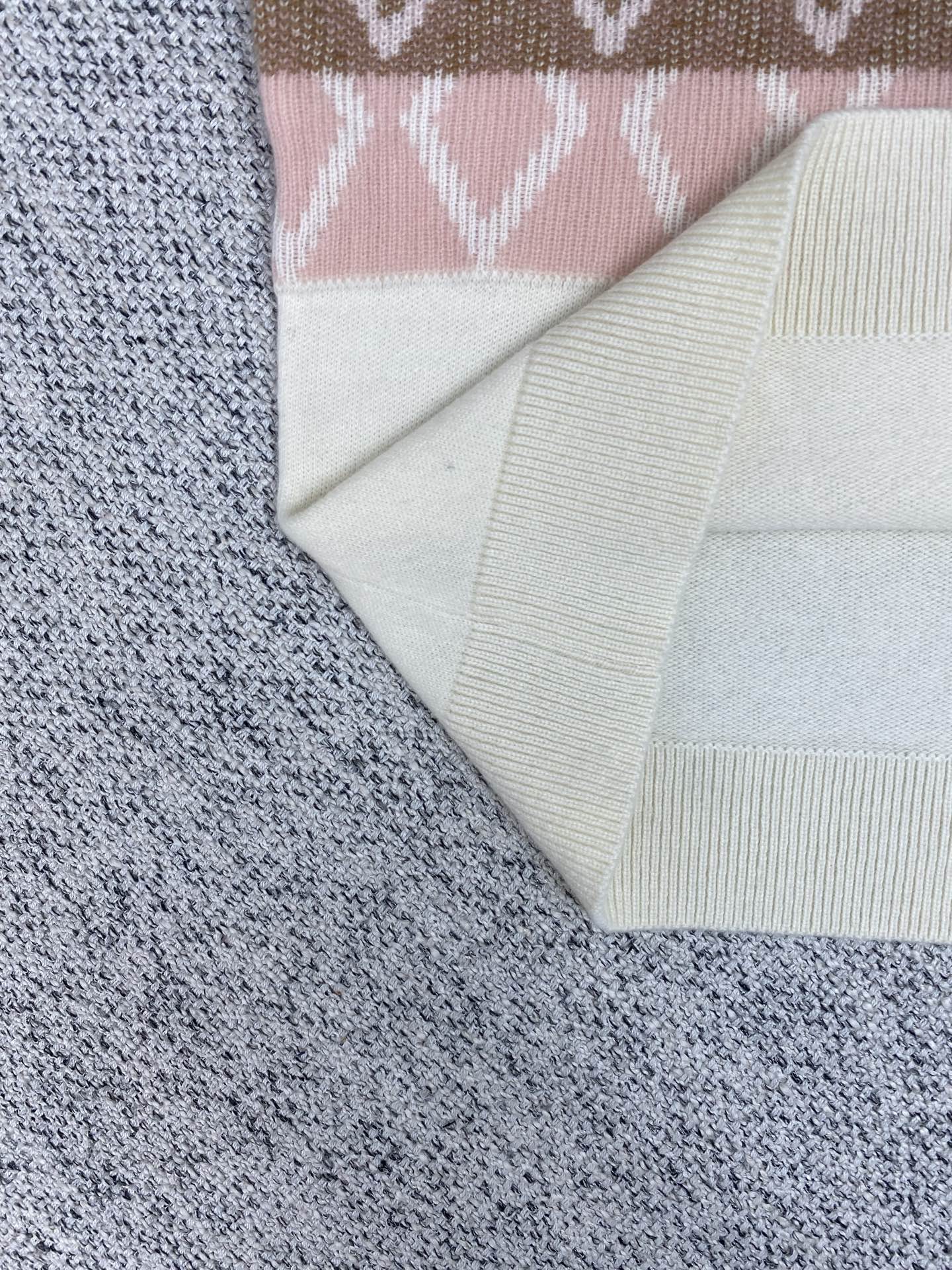 蒙口 25ss女士菱形图案羊毛V领毛衣这款女士毛衣采用舒适羊毛面料制成，饰有条纹菱形图案。码数：S.M.