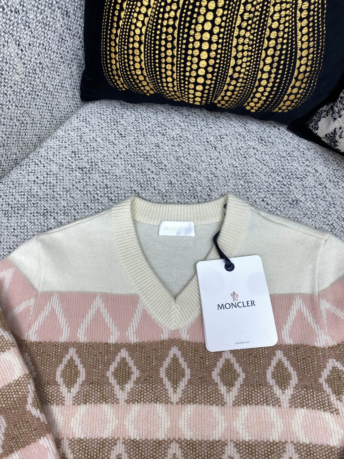 蒙口 25ss女士菱形图案羊毛V领毛衣这款女士毛衣采用舒适羊毛面料制成，饰有条纹菱形图案。码数：S.M.