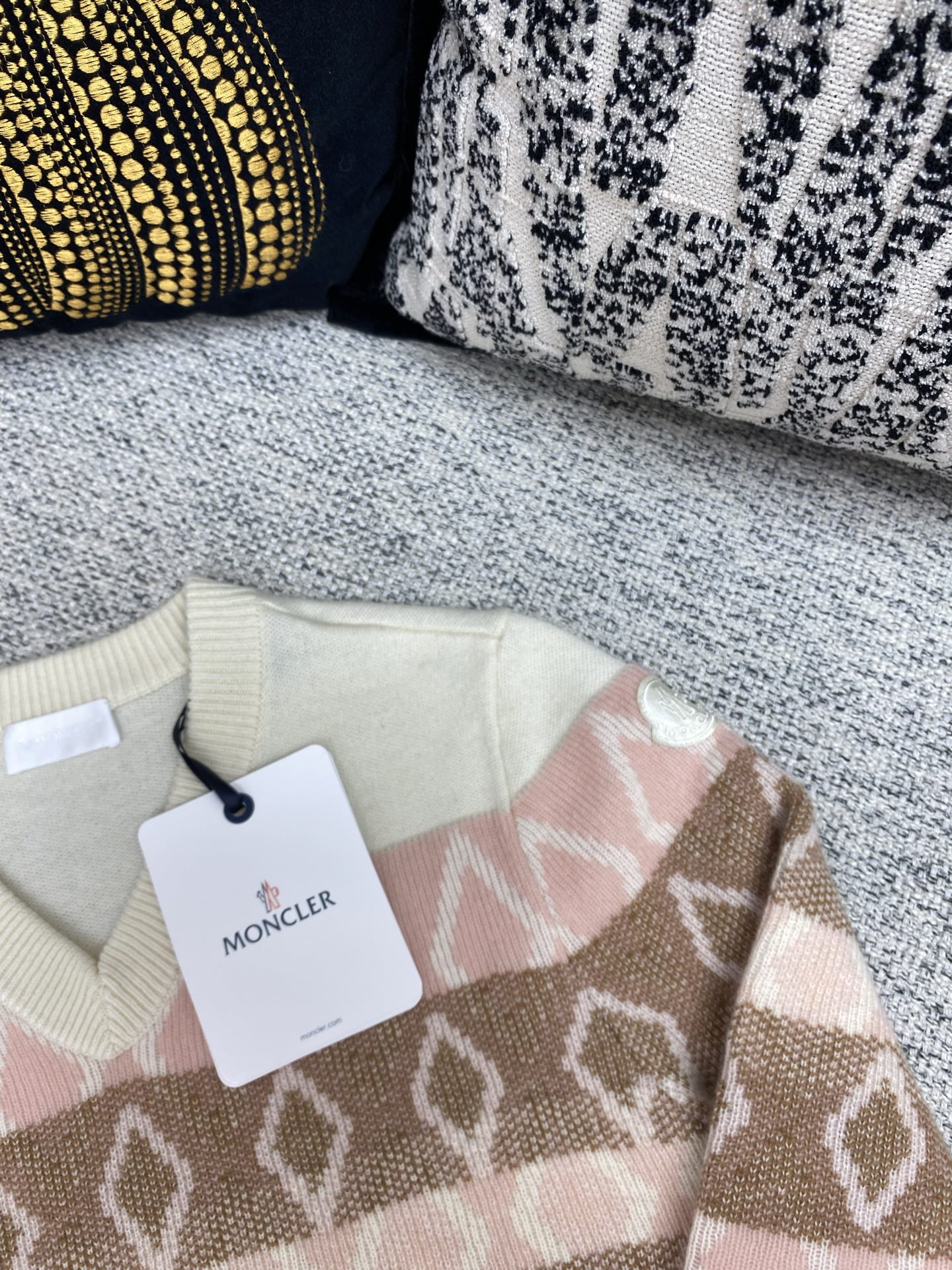 蒙口 25ss女士菱形图案羊毛V领毛衣这款女士毛衣采用舒适羊毛面料制成，饰有条纹菱形图案。码数：S.M.