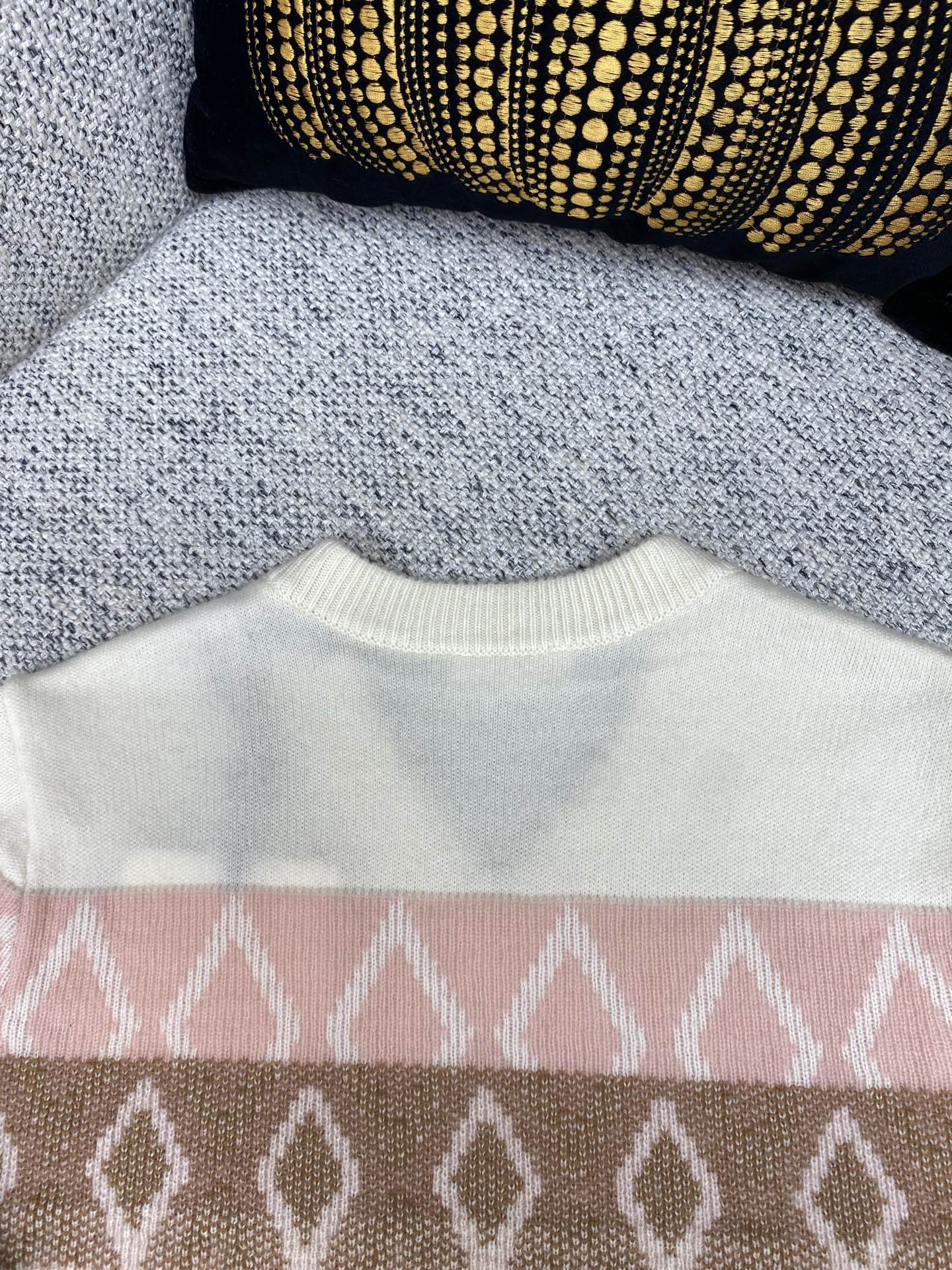 蒙口 25ss女士菱形图案羊毛V领毛衣这款女士毛衣采用舒适羊毛面料制成，饰有条纹菱形图案。码数：S.M.