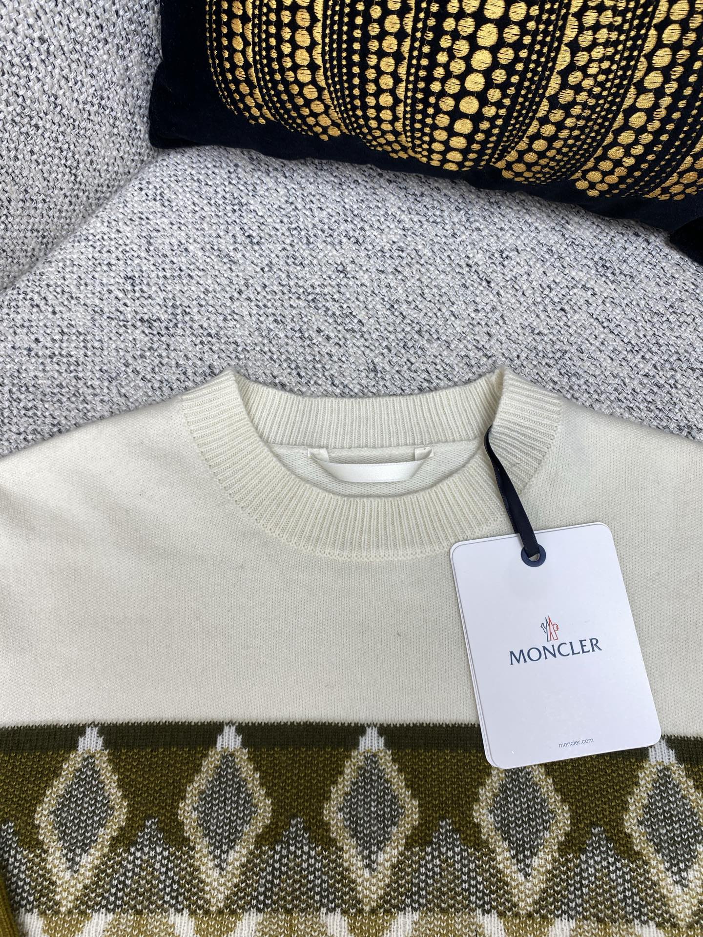 蒙口 25ss新款菱形图案羊毛圆领毛衣 这款毛衣采用舒适羊毛面料制成，饰有条纹菱形图案。码数：S.M.L