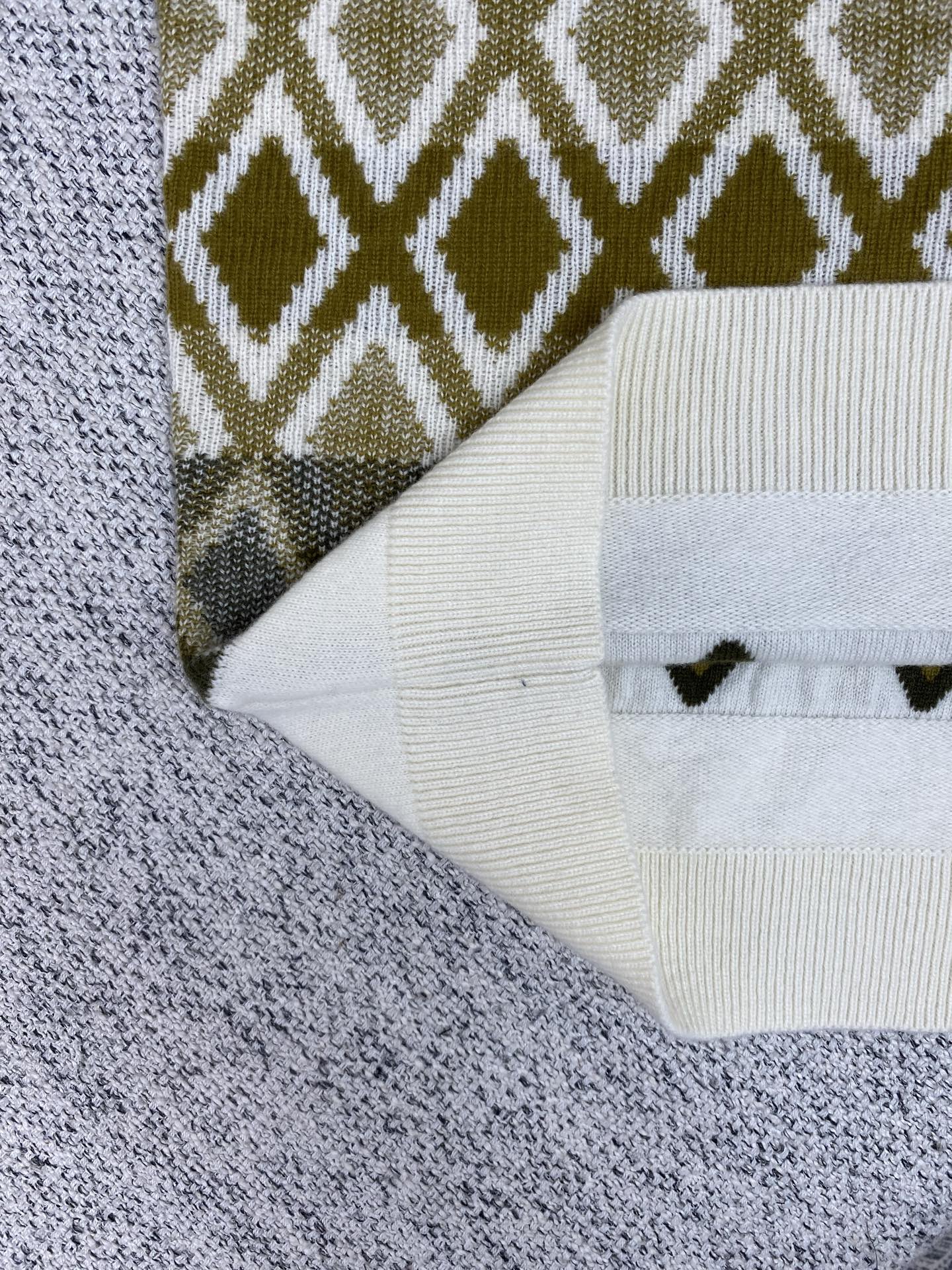 蒙口 25ss新款菱形图案羊毛圆领毛衣 这款毛衣采用舒适羊毛面料制成，饰有条纹菱形图案。码数：S.M.L