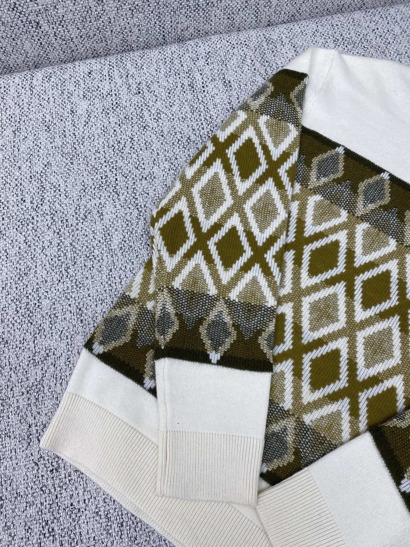 蒙口 25ss新款菱形图案羊毛圆领毛衣 这款毛衣采用舒适羊毛面料制成，饰有条纹菱形图案。码数：S.M.L