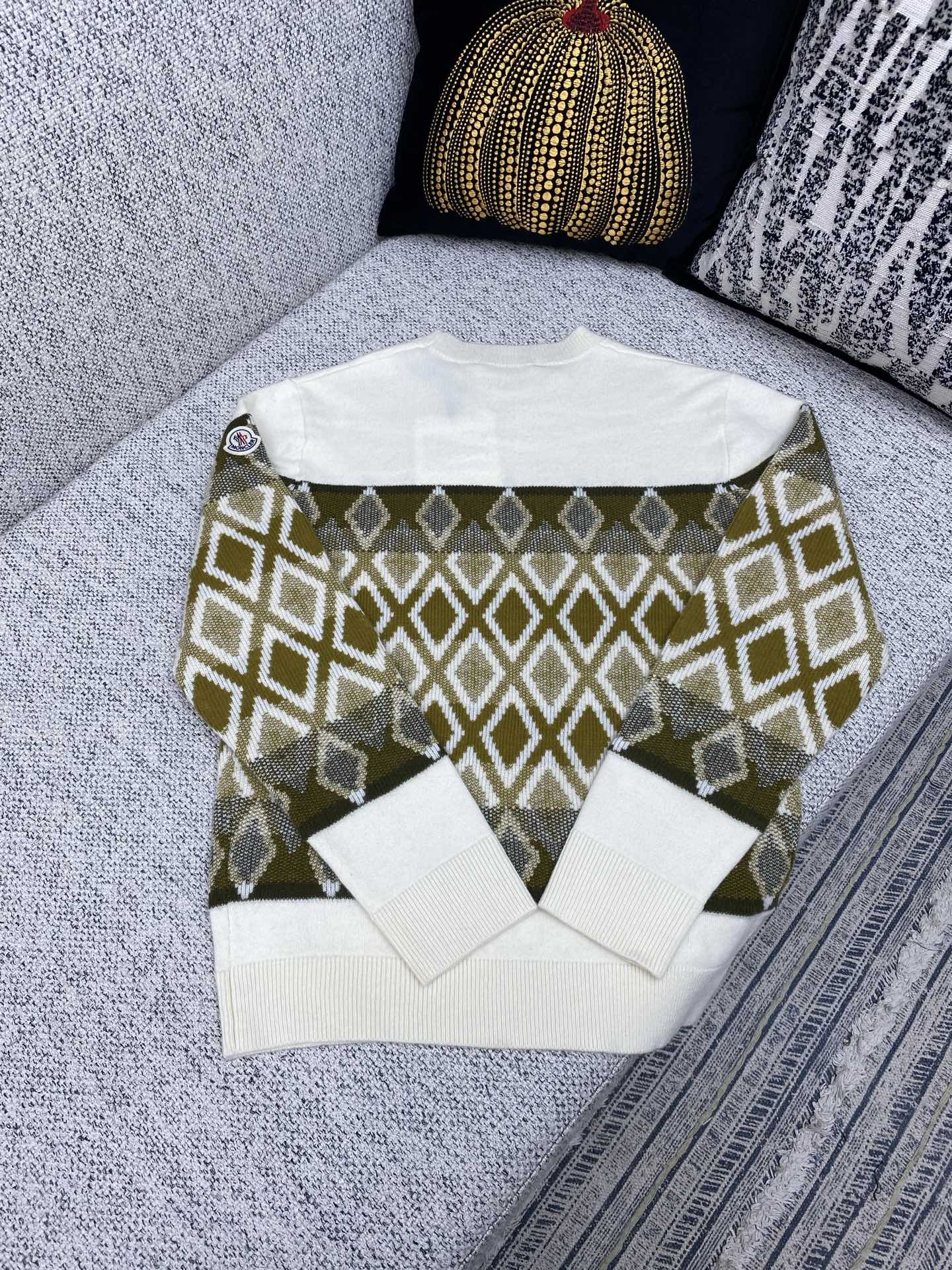 蒙口 25ss新款菱形图案羊毛圆领毛衣 这款毛衣采用舒适羊毛面料制成，饰有条纹菱形图案。码数：S.M.L