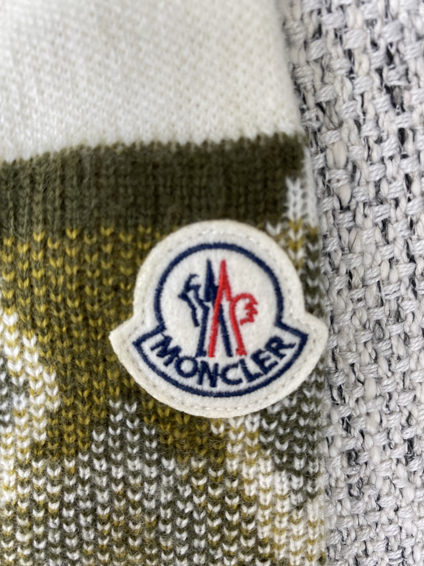 蒙口 25ss新款菱形图案羊毛圆领毛衣 这款毛衣采用舒适羊毛面料制成，饰有条纹菱形图案。码数：S.M.L