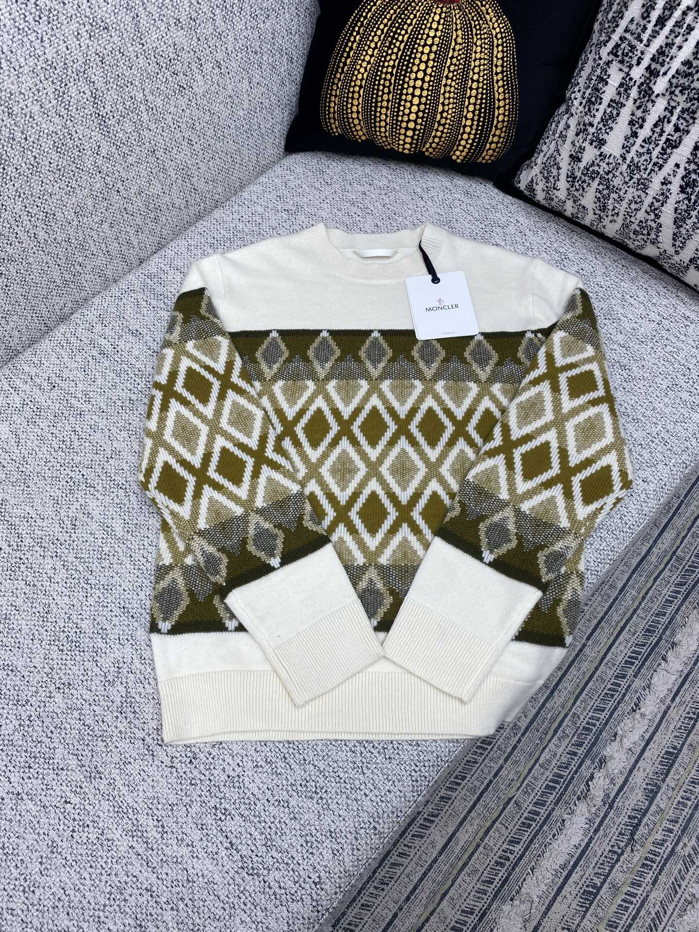 NO:522905,The new 25ss masked rhombus patterned wool round neck sweater This sweater is made of comfortable wool fabric and is decorated with striped rhombus pattern. Size S.M.L., Moncler, sweaters, alexander wang19860909蒙口25ss新款菱形图案羊毛圆领毛衣 这款毛衣采用舒适羊毛面料制成,饰有条纹菱形图案. 码数S.M.L.,,Moncler,sweaters,alexander wang,Men's clothing