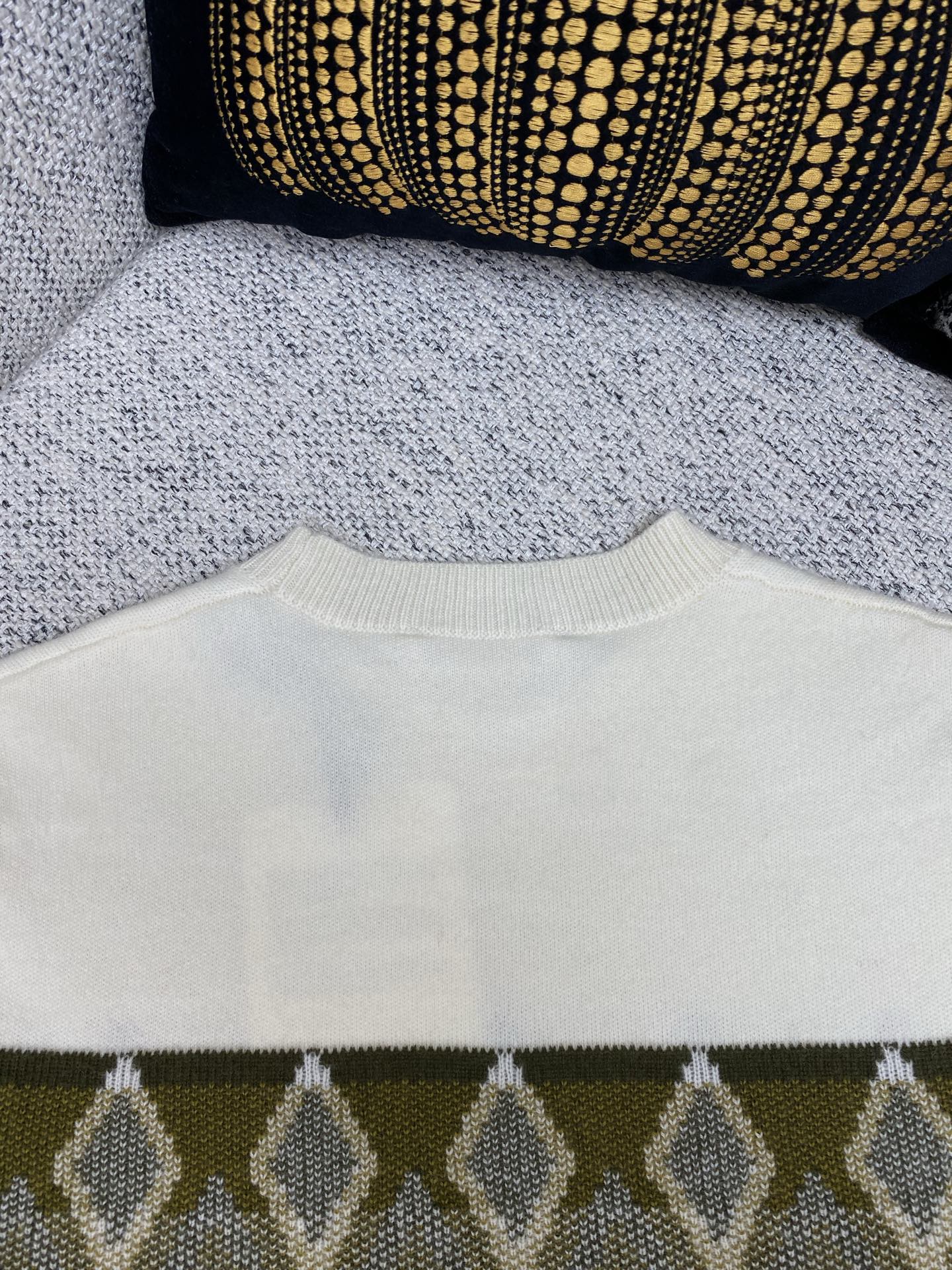 蒙口 25ss新款菱形图案羊毛圆领毛衣 这款毛衣采用舒适羊毛面料制成，饰有条纹菱形图案。码数：S.M.L