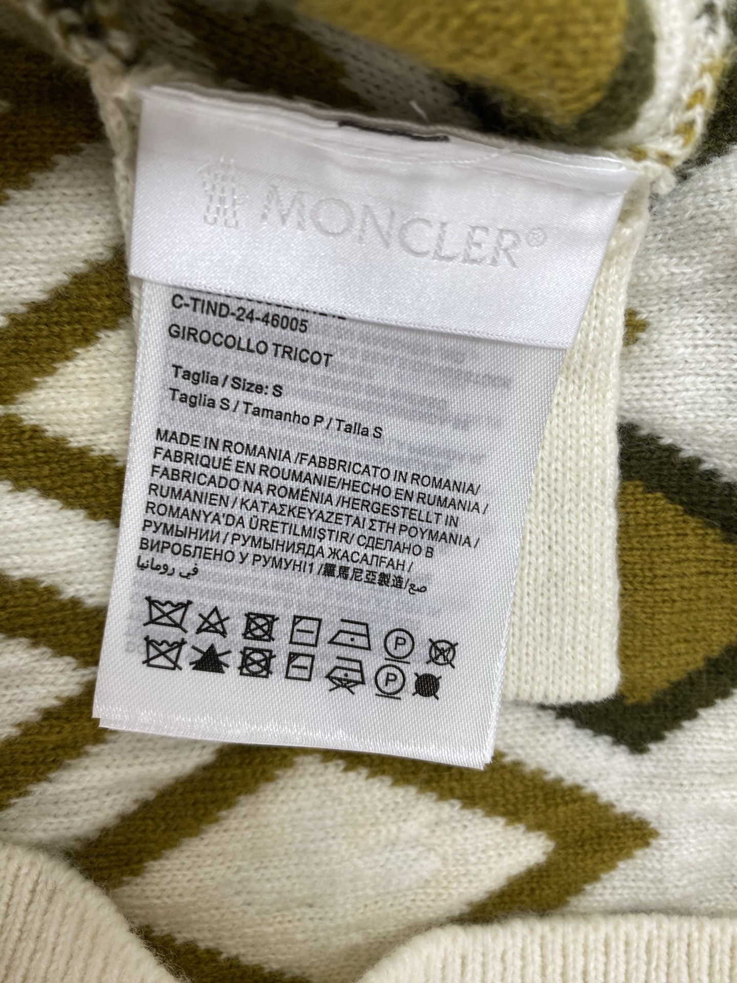 蒙口 25ss新款菱形图案羊毛圆领毛衣 这款毛衣采用舒适羊毛面料制成，饰有条纹菱形图案。码数：S.M.L