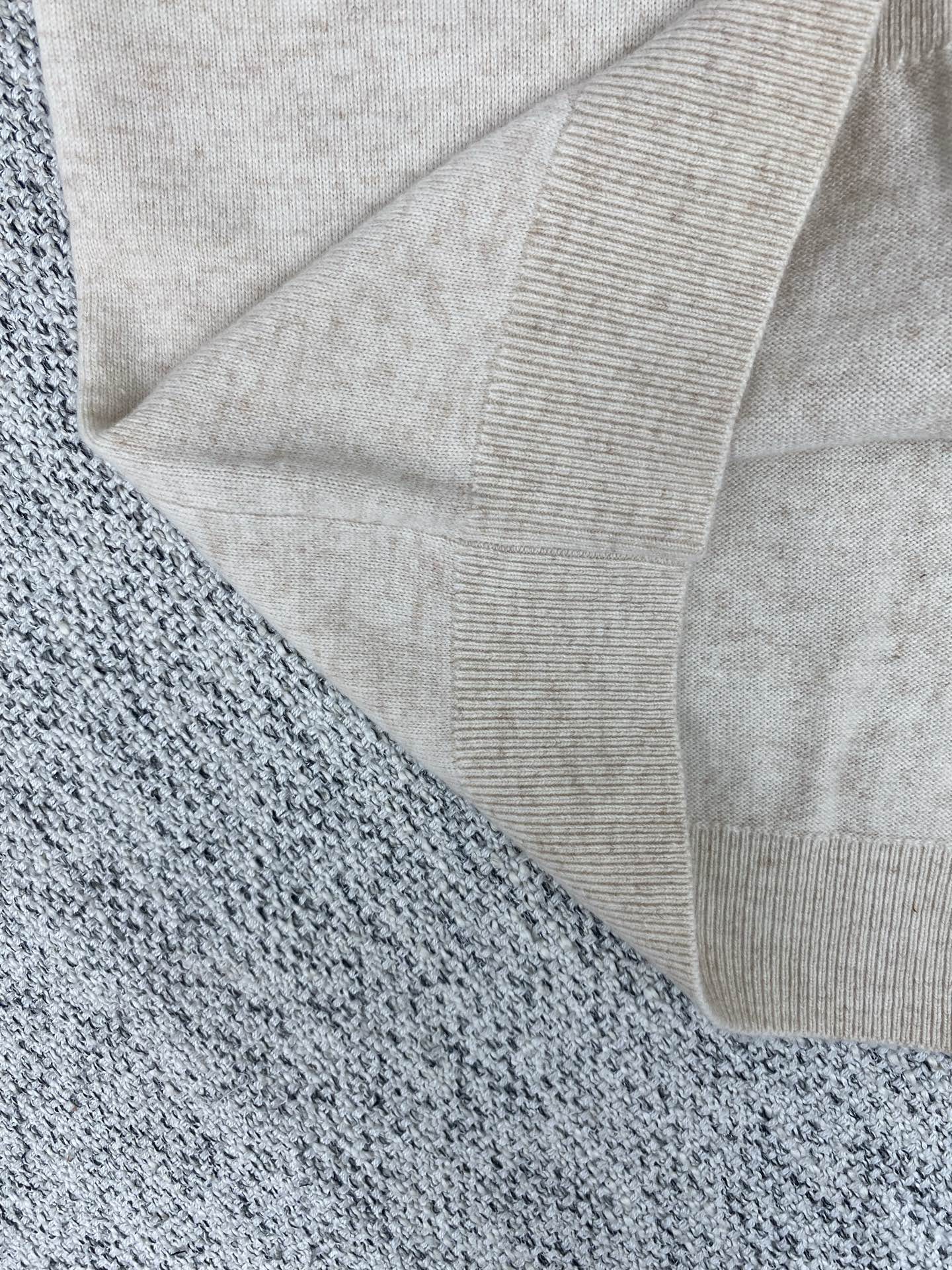 Acne 25ss新款STUDIOS X MOOMIN 牦牛毛开衫 此款圆领开衫为 Acne Studi