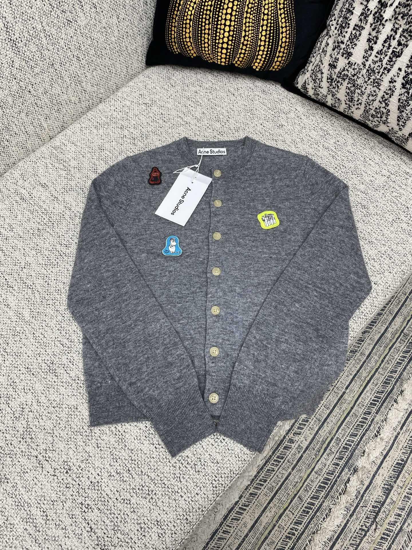 Acne 25ss新款STUDIOS X MOOMIN 牦牛毛开衫 此款圆领开衫为 Acne Studi