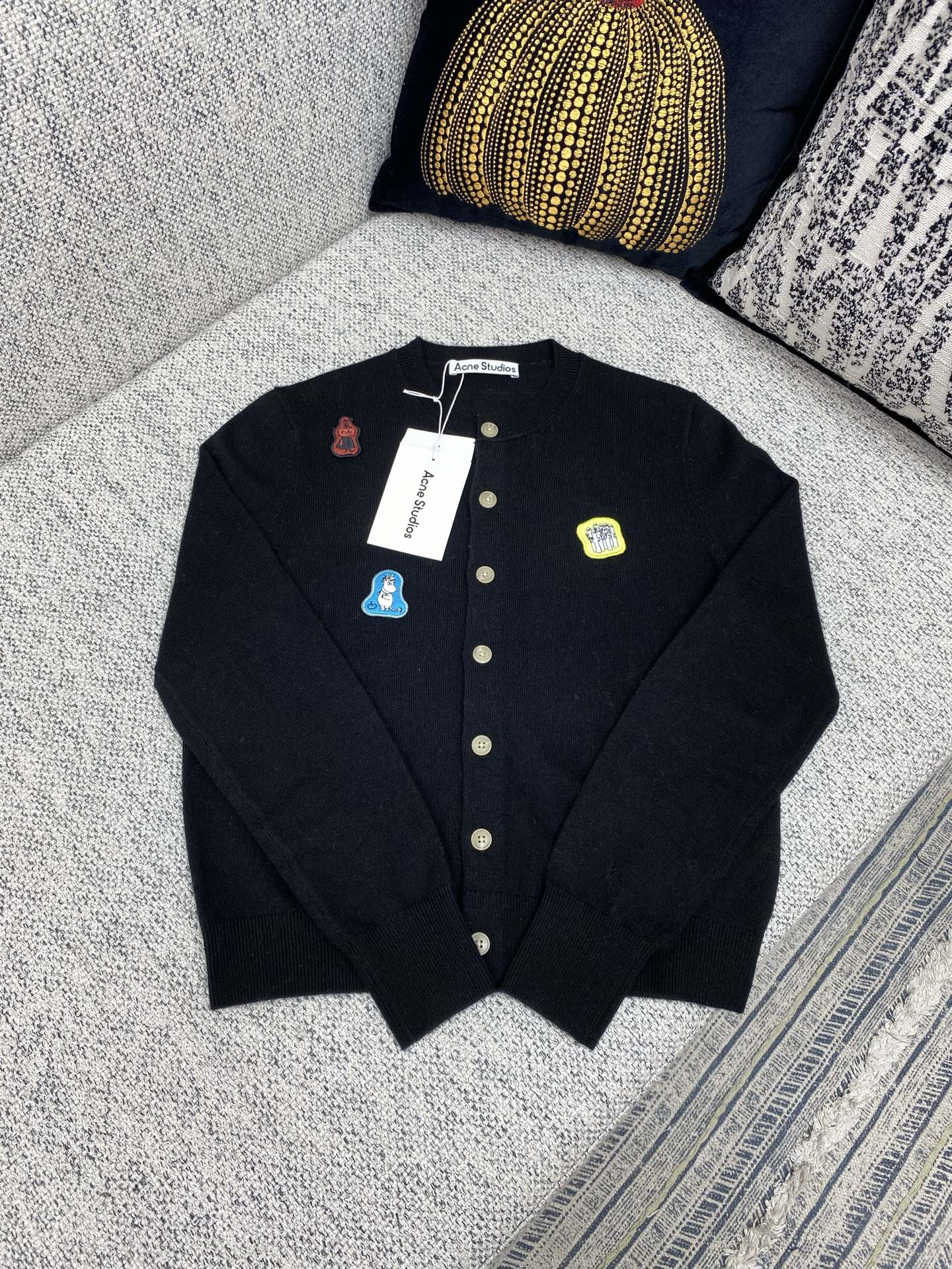 NO:522903,Acne25ss New STUDIOS X MOOMIN yak hair cardigan This round neck cardigan is made of Acne Studios x Moomin capsule series. Made of selected yak hair yarn, with Moomin logo embellished with the rear neckline. It uses a ribbed neckline, cuffs and hem. Size S.M.L.,,acne studios,dior,alexander wang19860909Acne25ss新款STUDIOS X MOOMIN 牦牛毛开衫 此款圆领开衫为 Acne Studios x Moomin 胶囊系列单品.以精选牦牛毛纱线制成,后领口点缀 Moomin 徽标.采用罗纹领口、袖口和下摆设计. 码数S.M.L.,,acne studios,dior,alexander wang,Men's clothing