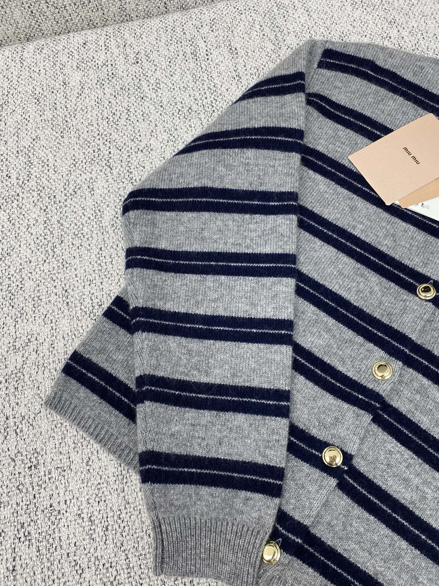 MIUMIU 25ss新款早秋撞色条纹针织圆领上衣毛衣 羊绒羊毛面料制作 饰有品牌标识徽标刺绣减龄复古条