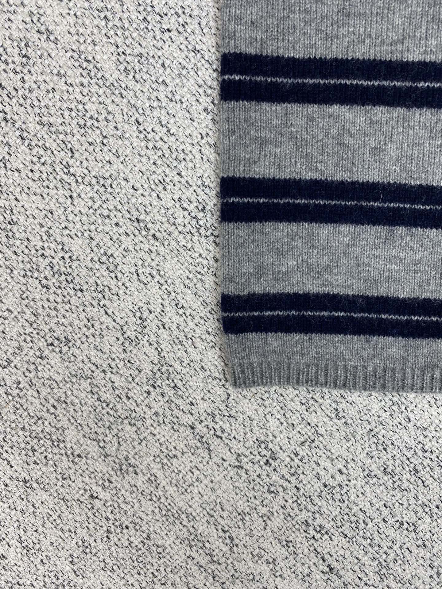 MIUMIU 25ss新款早秋撞色条纹针织圆领上衣毛衣 羊绒羊毛面料制作 饰有品牌标识徽标刺绣减龄复古条