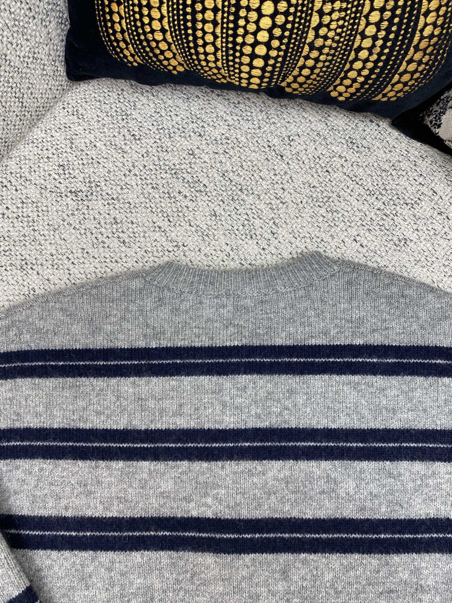 MIUMIU 25ss新款早秋撞色条纹针织圆领上衣毛衣 羊绒羊毛面料制作 饰有品牌标识徽标刺绣减龄复古条