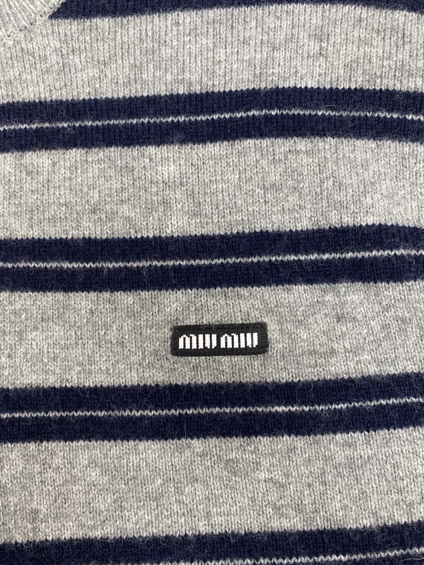 MIUMIU 25ss新款早秋撞色条纹针织圆领上衣毛衣 羊绒羊毛面料制作 饰有品牌标识徽标刺绣减龄复古条