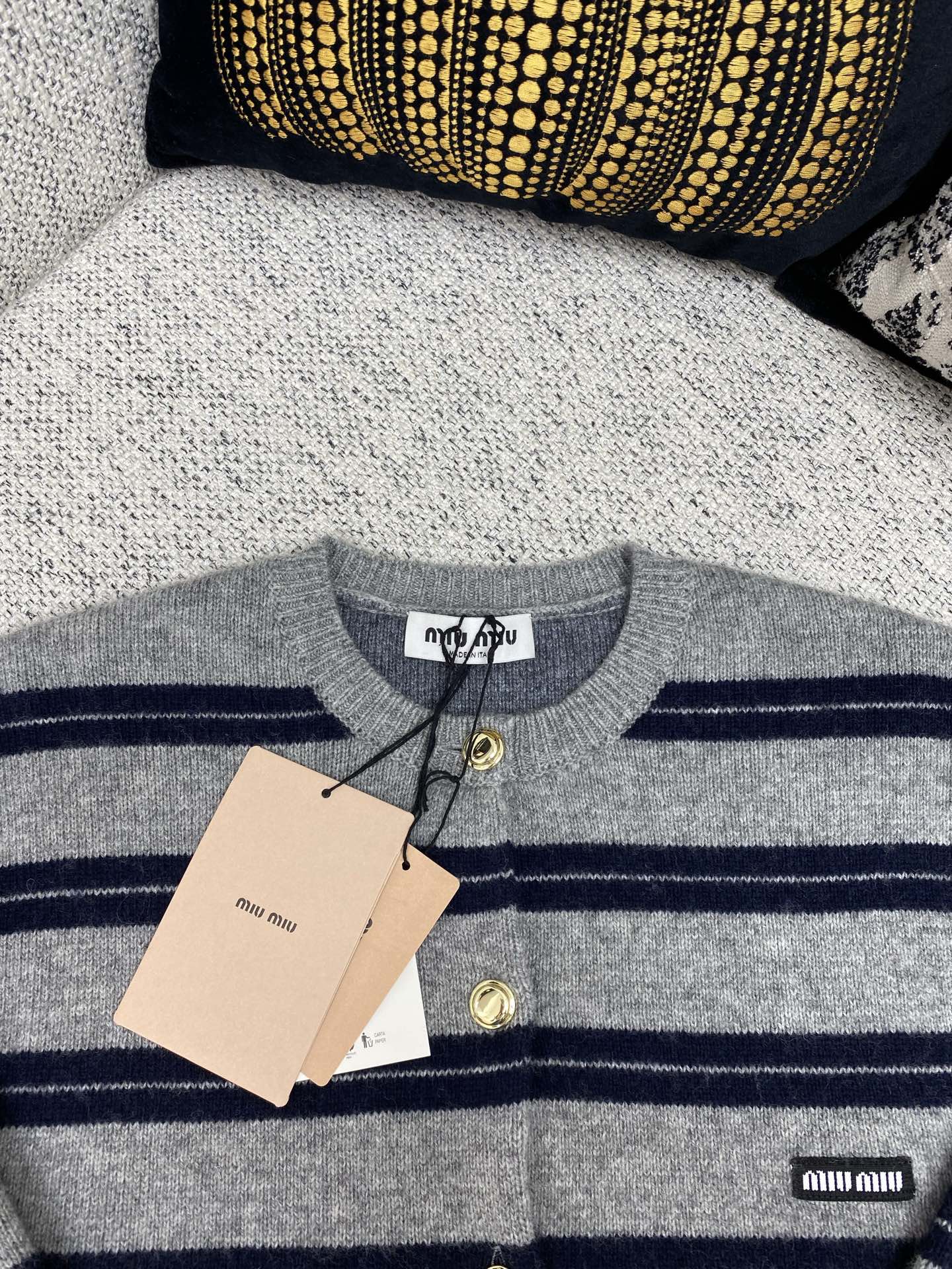 MIUMIU 25ss新款早秋撞色条纹针织圆领上衣毛衣 羊绒羊毛面料制作 饰有品牌标识徽标刺绣减龄复古条