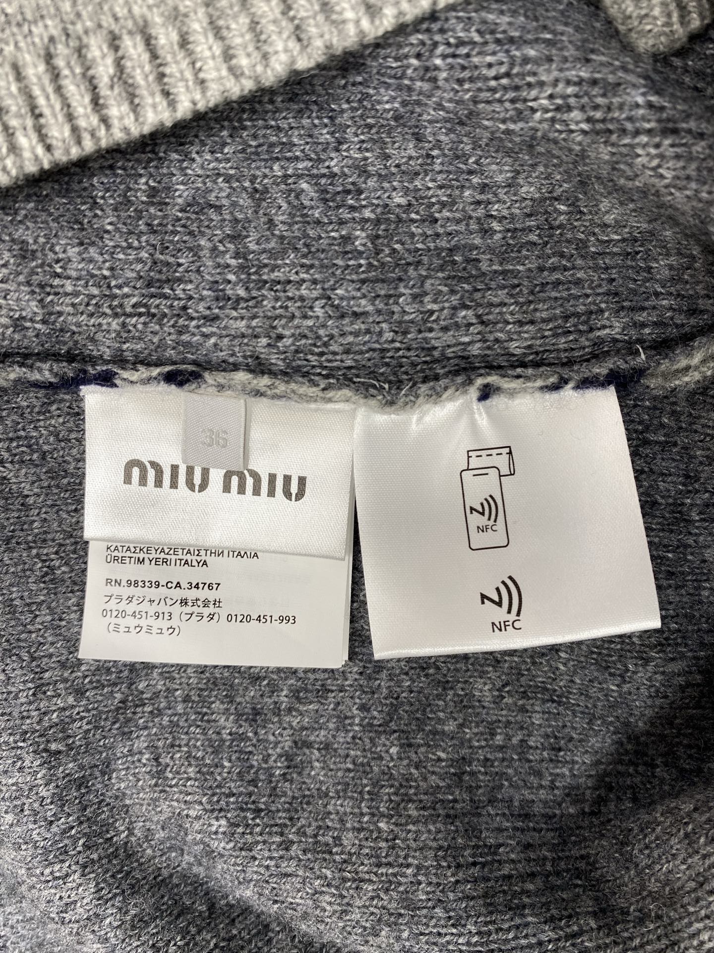 MIUMIU 25ss新款早秋撞色条纹针织圆领上衣毛衣 羊绒羊毛面料制作 饰有品牌标识徽标刺绣减龄复古条