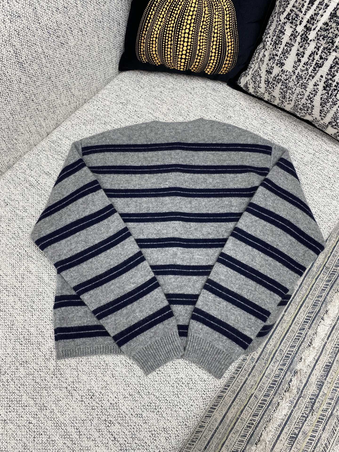 MIUMIU 25ss新款早秋撞色条纹针织圆领上衣毛衣 羊绒羊毛面料制作 饰有品牌标识徽标刺绣减龄复古条