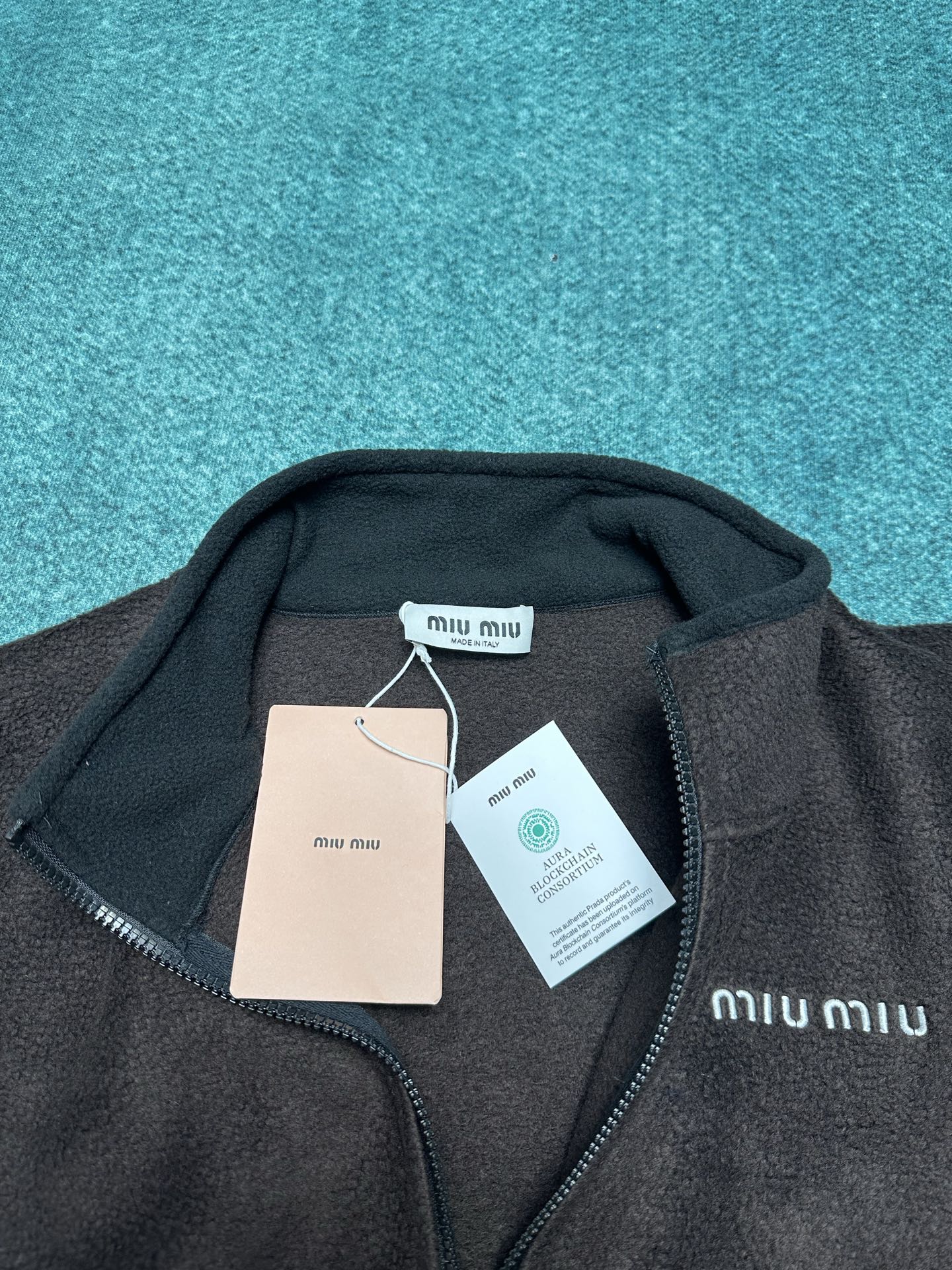 MIUMIU 25ss新款动感抓绒运动衫呈现Oversize比例，撞色刺绣徽标吸引眼球。码数：S.M.L
