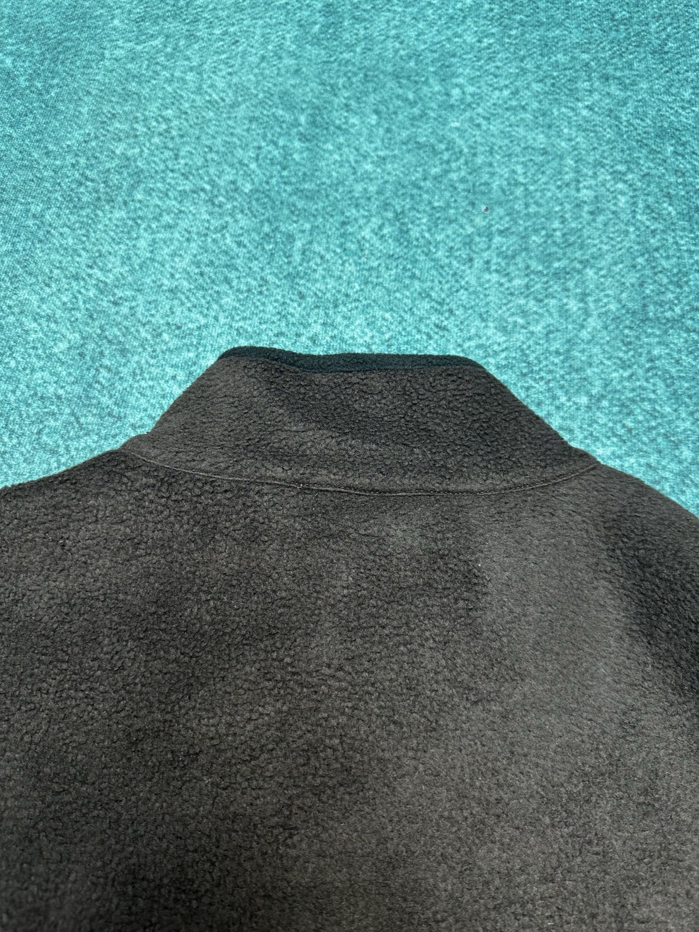 MIUMIU 25ss新款动感抓绒运动衫呈现Oversize比例，撞色刺绣徽标吸引眼球。码数：S.M.L