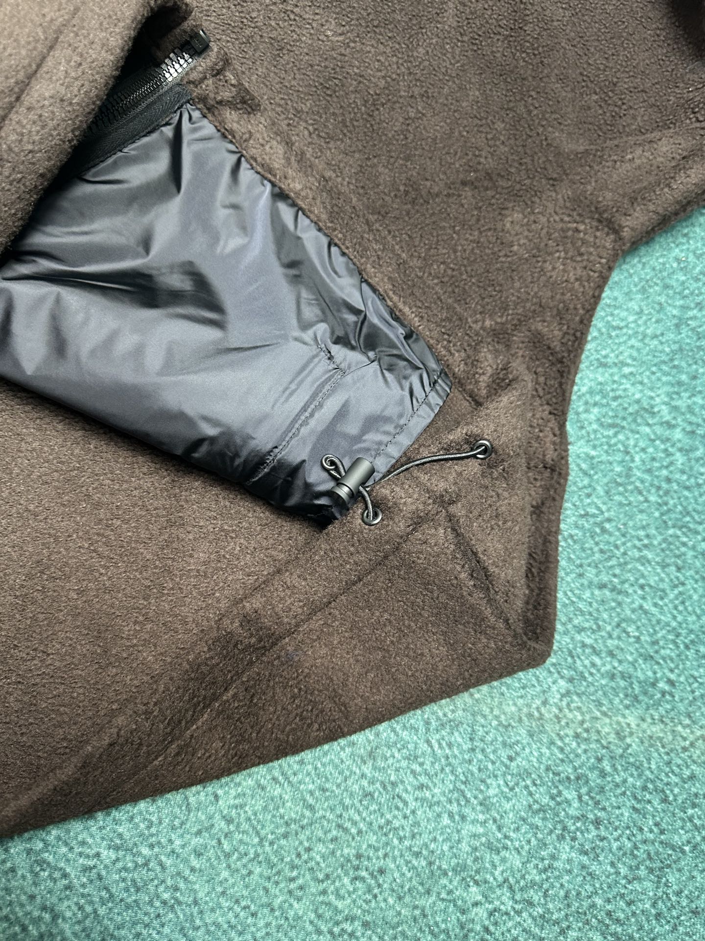 MIUMIU 25ss新款动感抓绒运动衫呈现Oversize比例，撞色刺绣徽标吸引眼球。码数：S.M.L