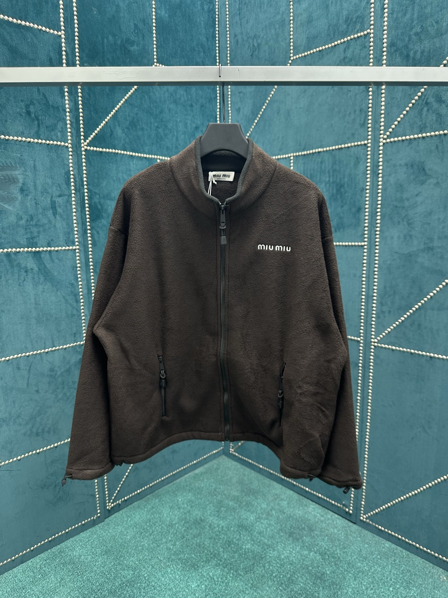 MIUMIU 25ss新款动感抓绒运动衫呈现Oversize比例，撞色刺绣徽标吸引眼球。码数：S.M.L