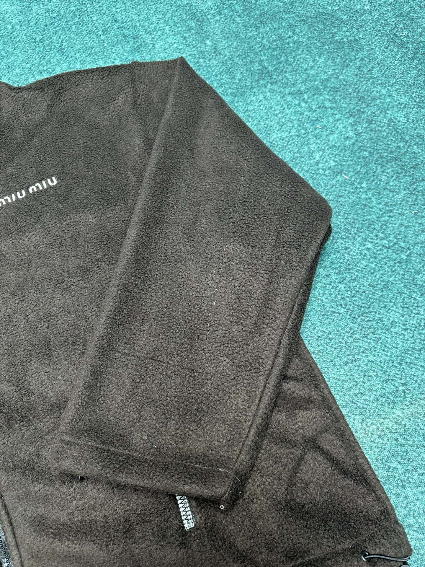 MIUMIU 25ss新款动感抓绒运动衫呈现Oversize比例，撞色刺绣徽标吸引眼球。码数：S.M.L