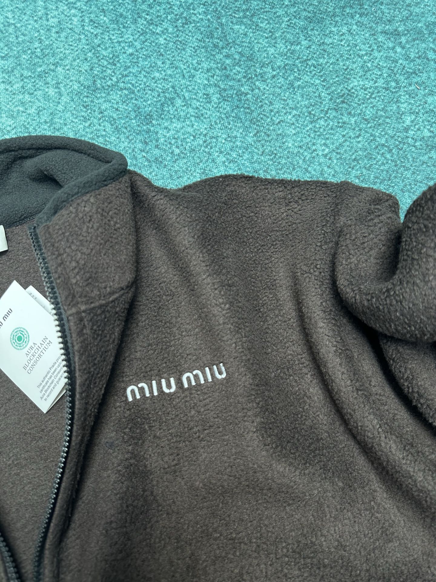 MIUMIU 25ss新款动感抓绒运动衫呈现Oversize比例，撞色刺绣徽标吸引眼球。码数：S.M.L