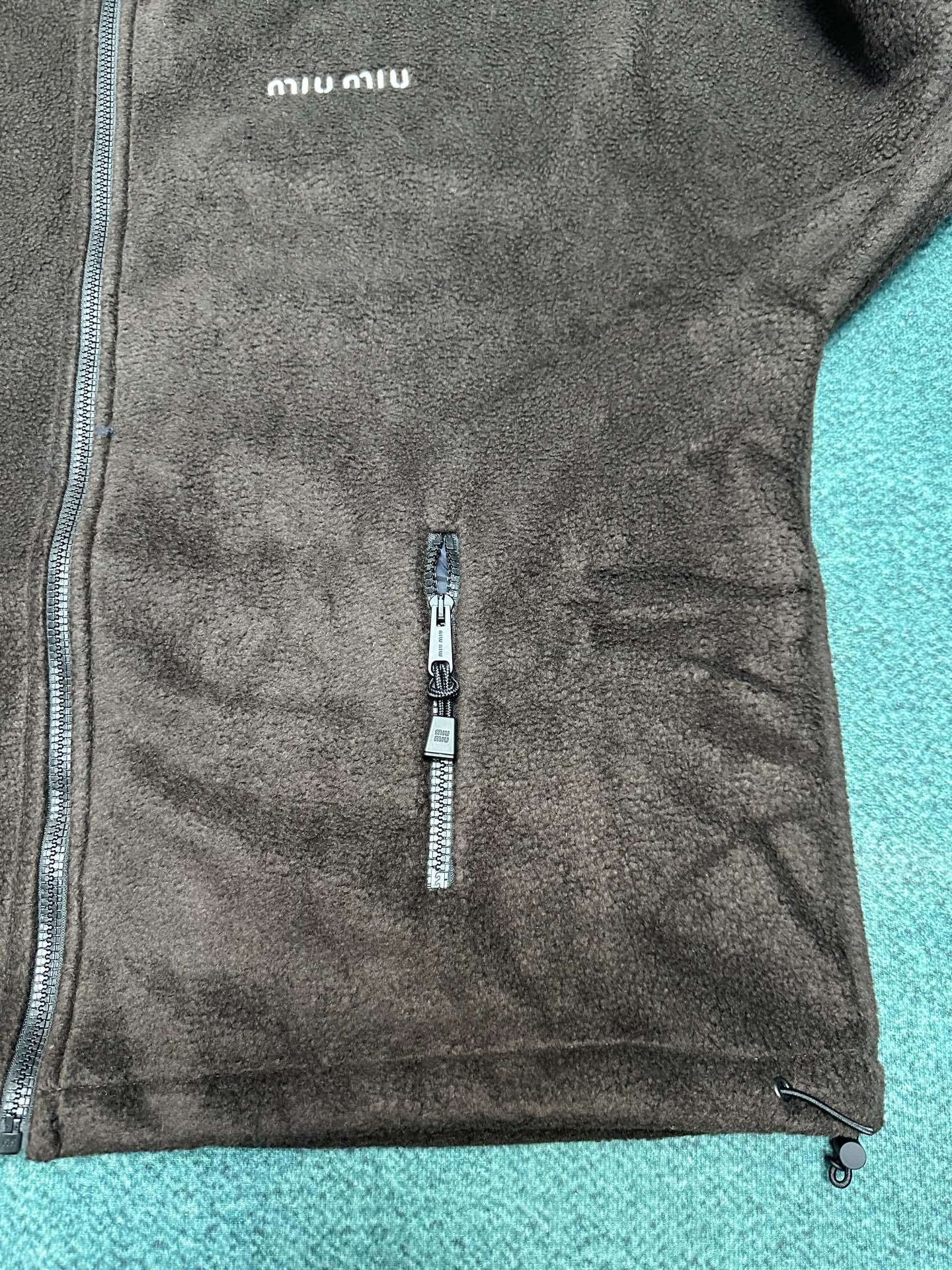 MIUMIU 25ss新款动感抓绒运动衫呈现Oversize比例，撞色刺绣徽标吸引眼球。码数：S.M.L