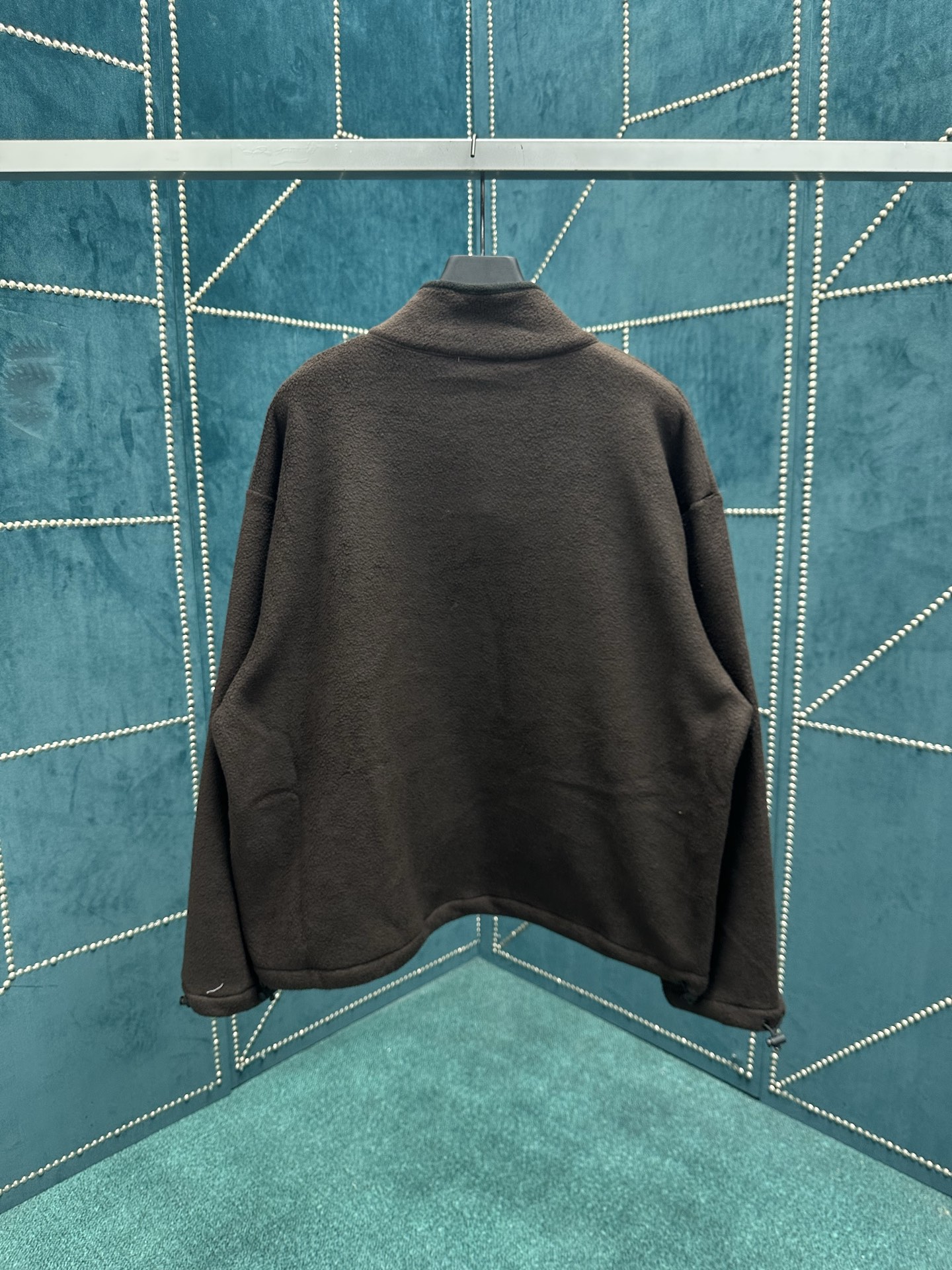 MIUMIU 25ss新款动感抓绒运动衫呈现Oversize比例，撞色刺绣徽标吸引眼球。码数：S.M.L