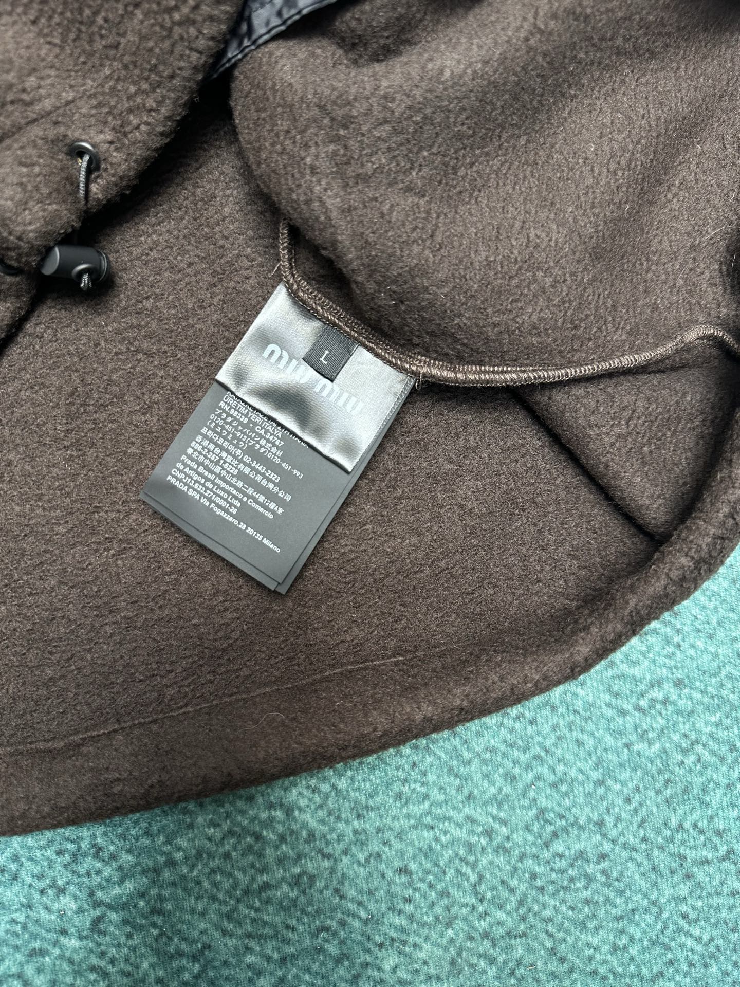 MIUMIU 25ss新款动感抓绒运动衫呈现Oversize比例，撞色刺绣徽标吸引眼球。码数：S.M.L