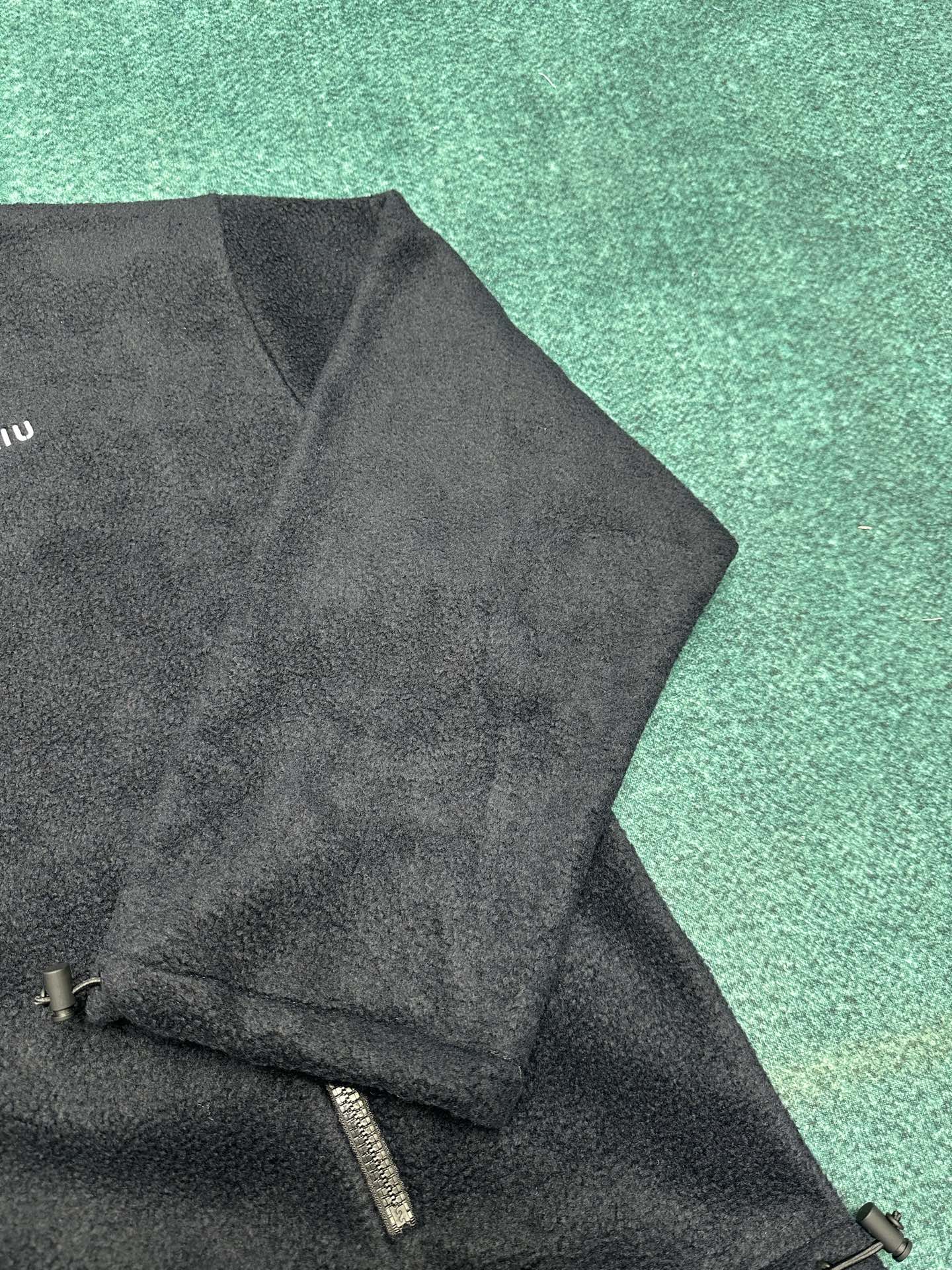 MIUMIU 25ss新款动感抓绒运动衫呈现Oversize比例，撞色刺绣徽标吸引眼球。码数：S.M.L