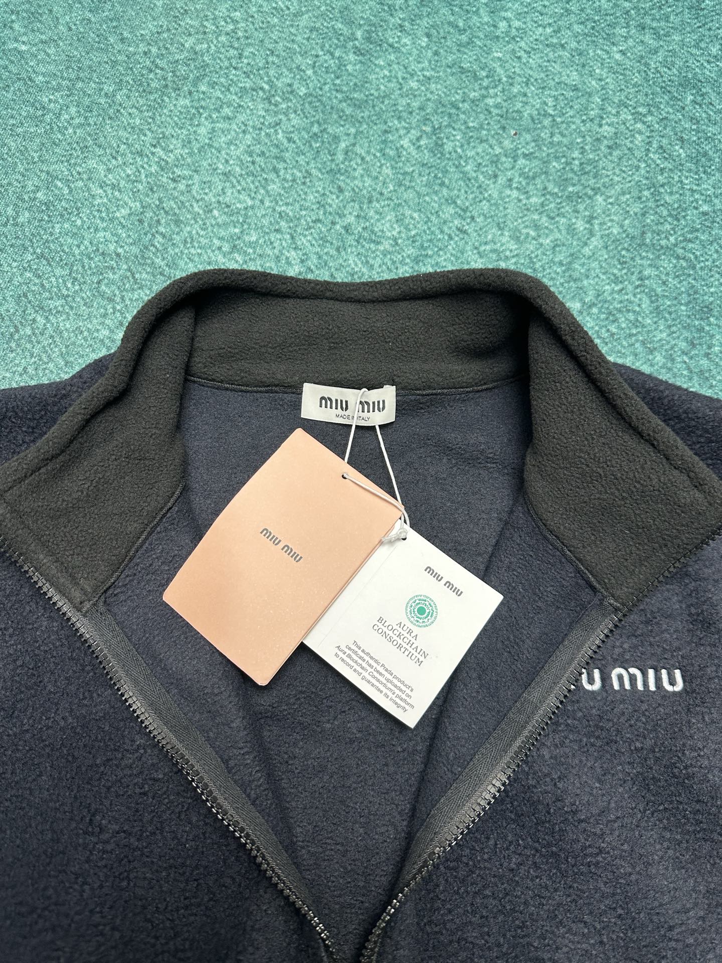 MIUMIU 25ss新款动感抓绒运动衫呈现Oversize比例，撞色刺绣徽标吸引眼球。码数：S.M.L