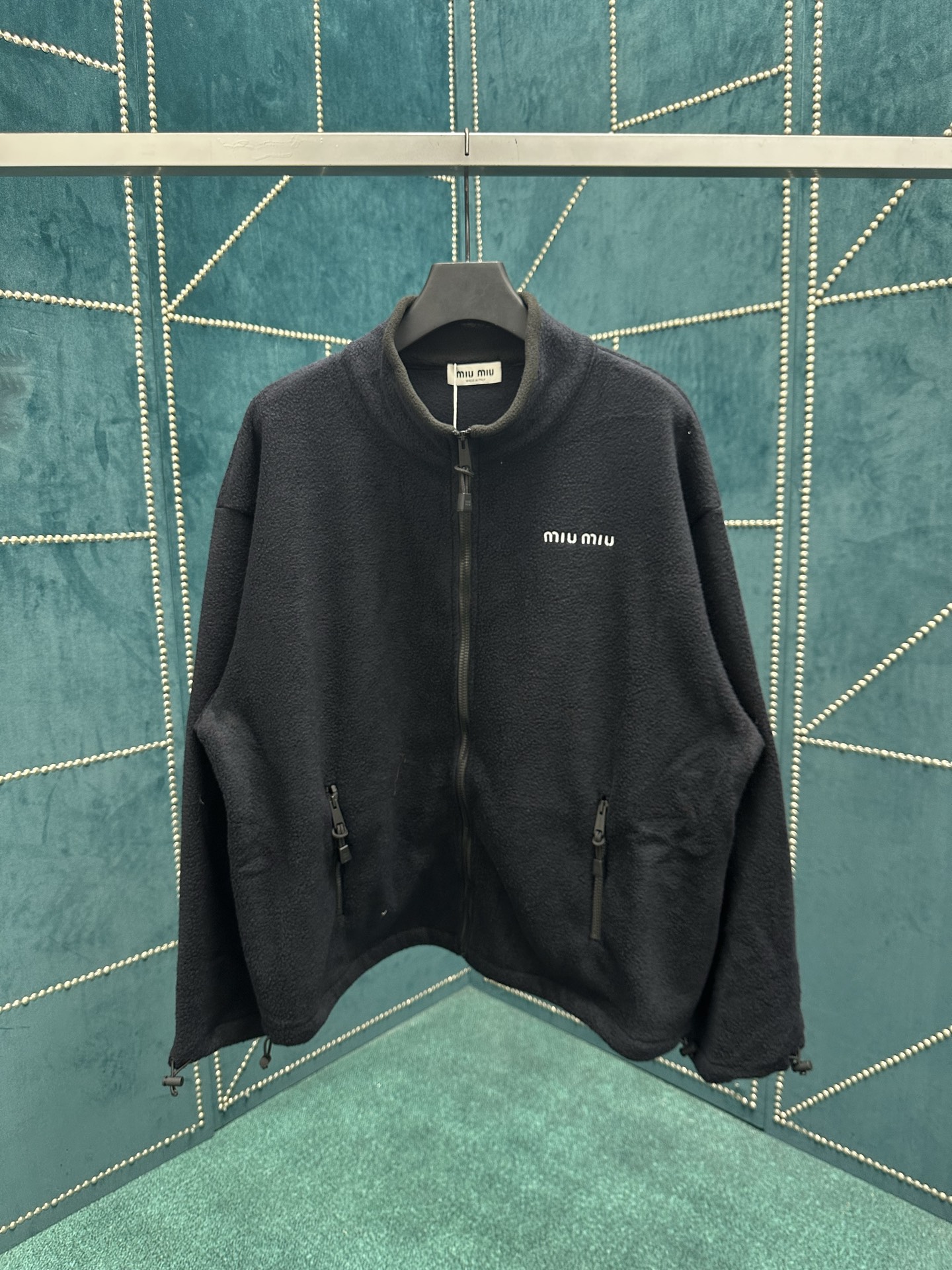 MIUMIU 25ss新款动感抓绒运动衫呈现Oversize比例，撞色刺绣徽标吸引眼球。码数：S.M.L