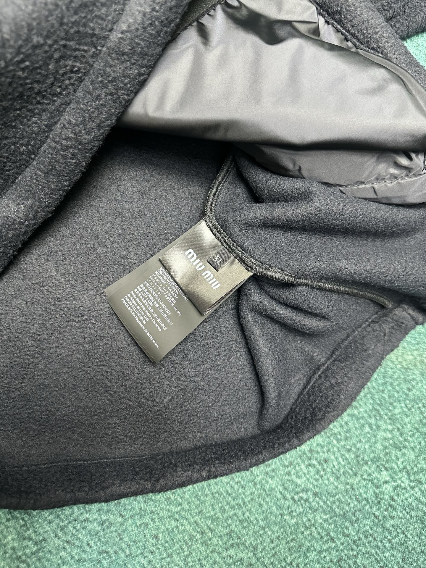 MIUMIU 25ss新款动感抓绒运动衫呈现Oversize比例，撞色刺绣徽标吸引眼球。码数：S.M.L