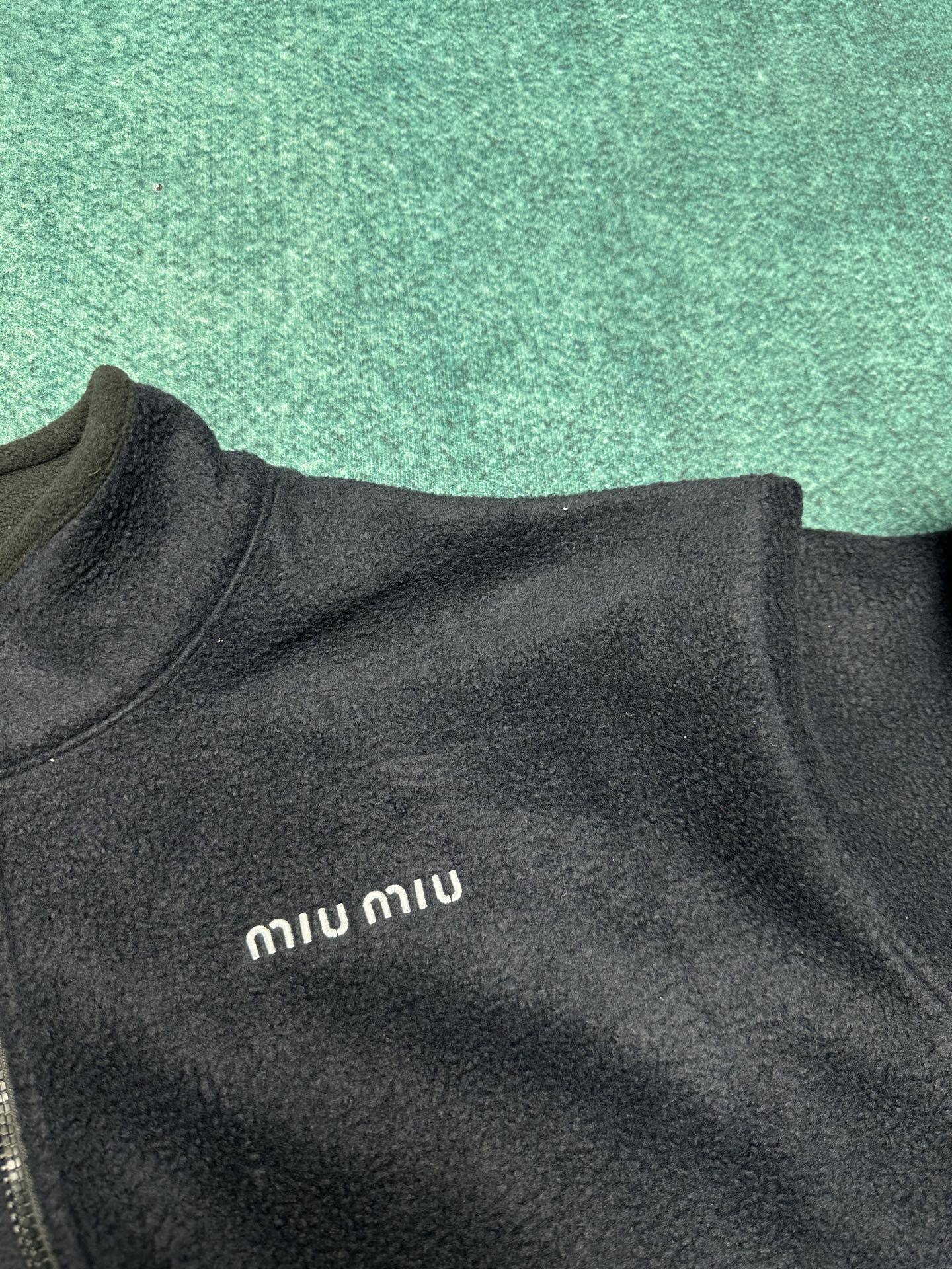 MIUMIU 25ss新款动感抓绒运动衫呈现Oversize比例，撞色刺绣徽标吸引眼球。码数：S.M.L