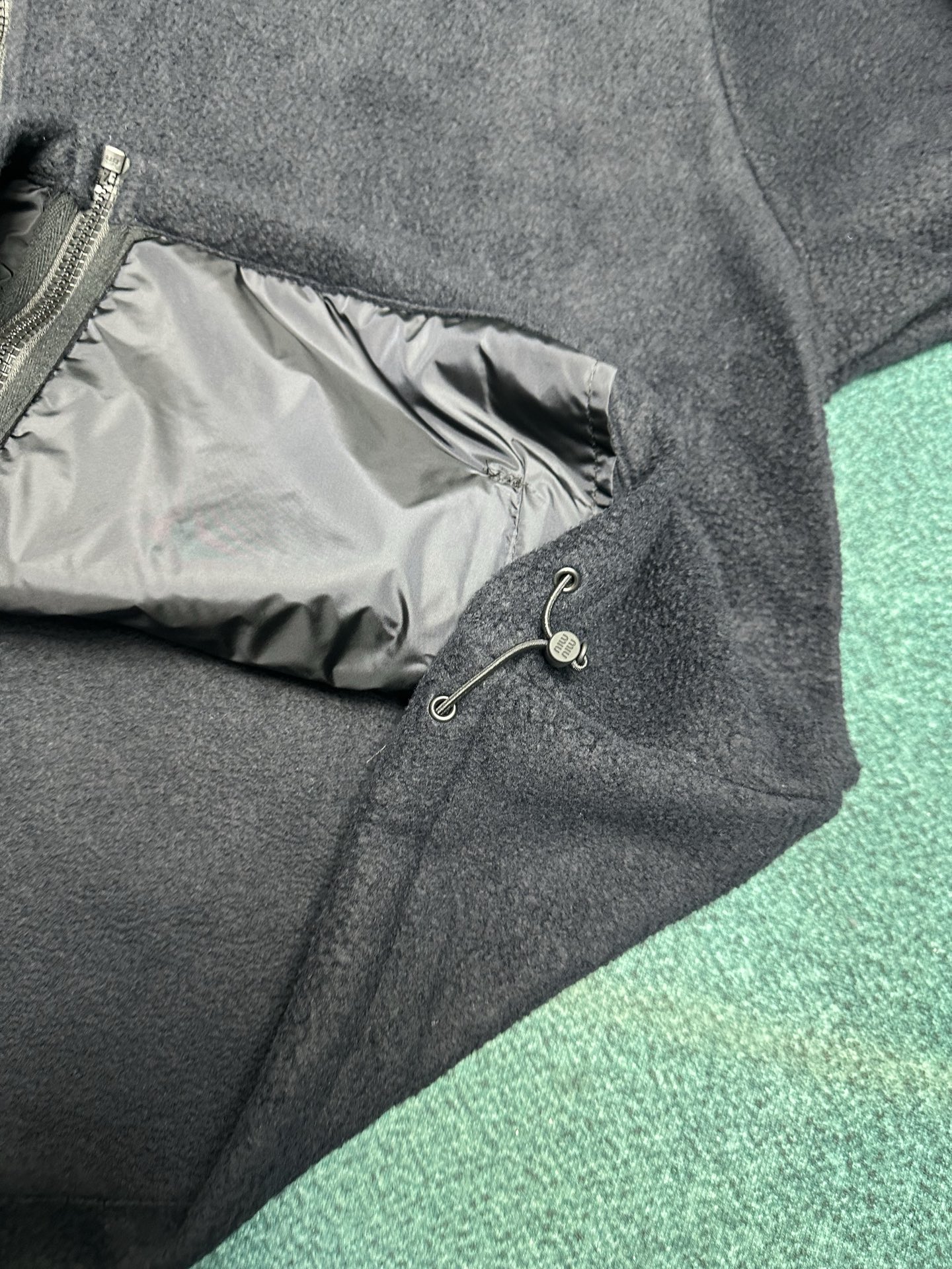 MIUMIU 25ss新款动感抓绒运动衫呈现Oversize比例，撞色刺绣徽标吸引眼球。码数：S.M.L