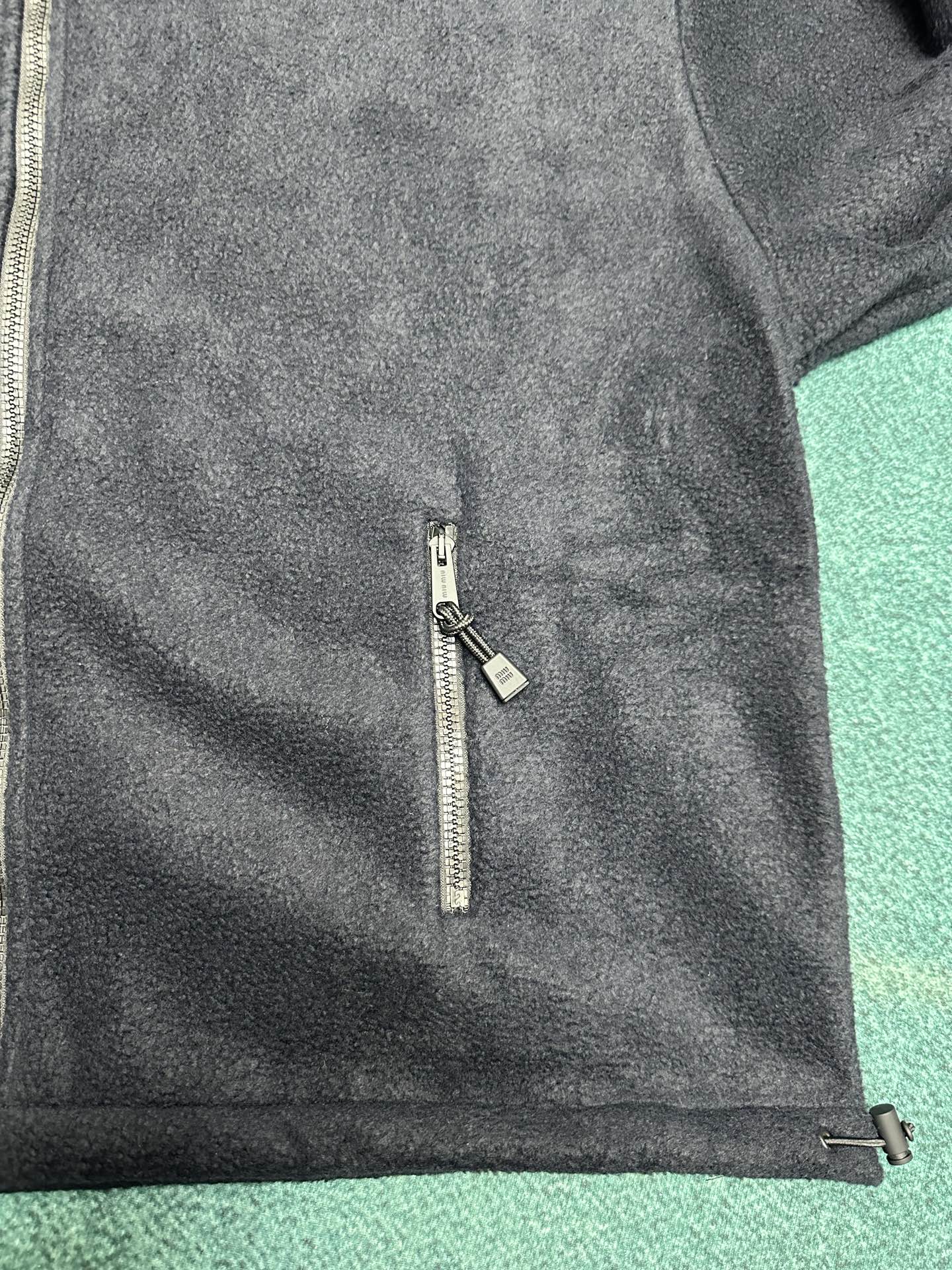 MIUMIU 25ss新款动感抓绒运动衫呈现Oversize比例，撞色刺绣徽标吸引眼球。码数：S.M.L