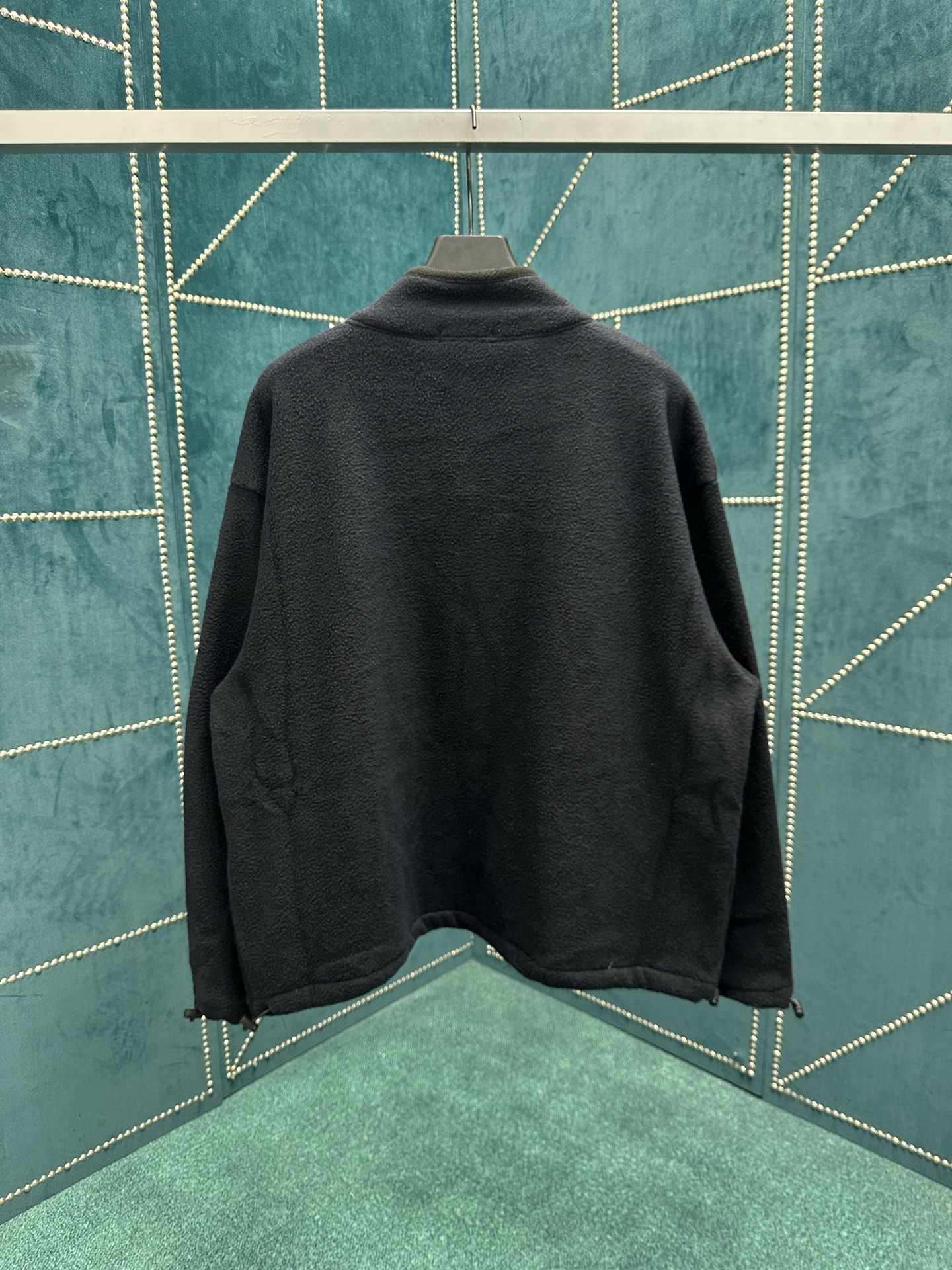 MIUMIU 25ss新款动感抓绒运动衫呈现Oversize比例，撞色刺绣徽标吸引眼球。码数：S.M.L