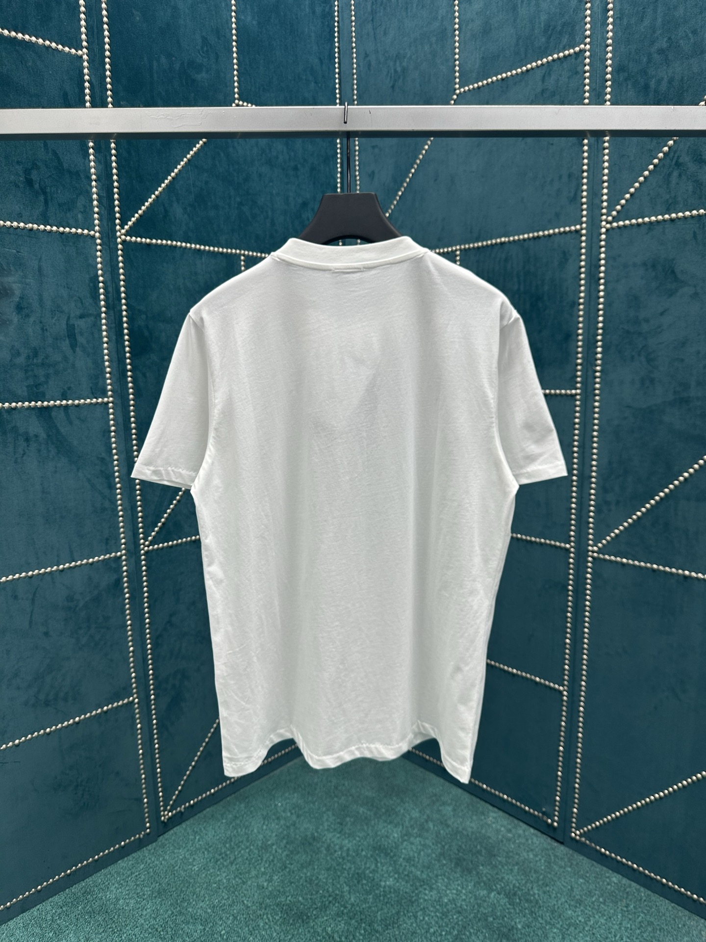 迪奥 25ss新款 T 恤是二零二五冬季男装系列新品，饰以灵感源自 Dior 高订精神的 Christi