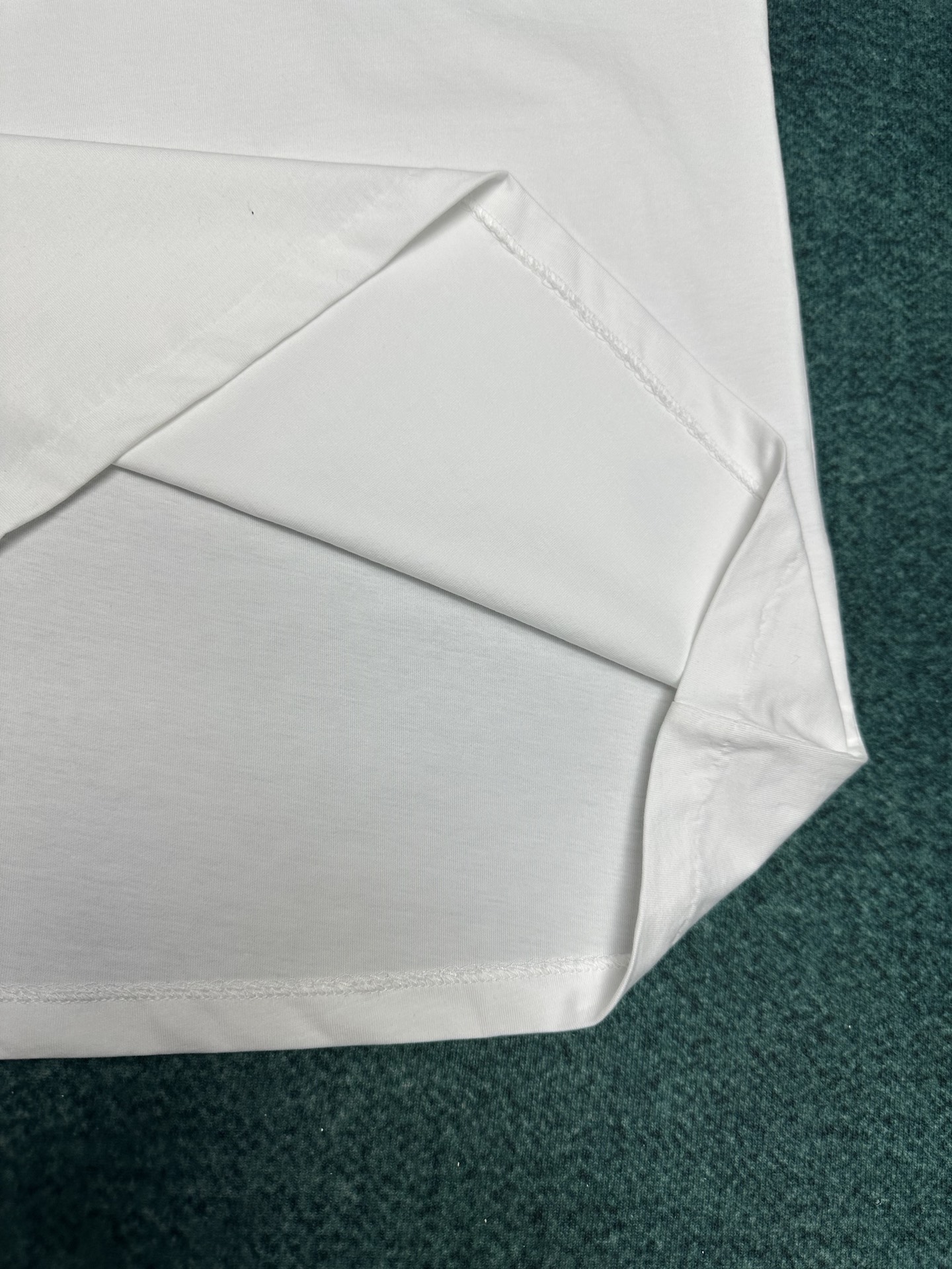 迪奥 25ss新款 T 恤是二零二五冬季男装系列新品，饰以灵感源自 Dior 高订精神的 Christi