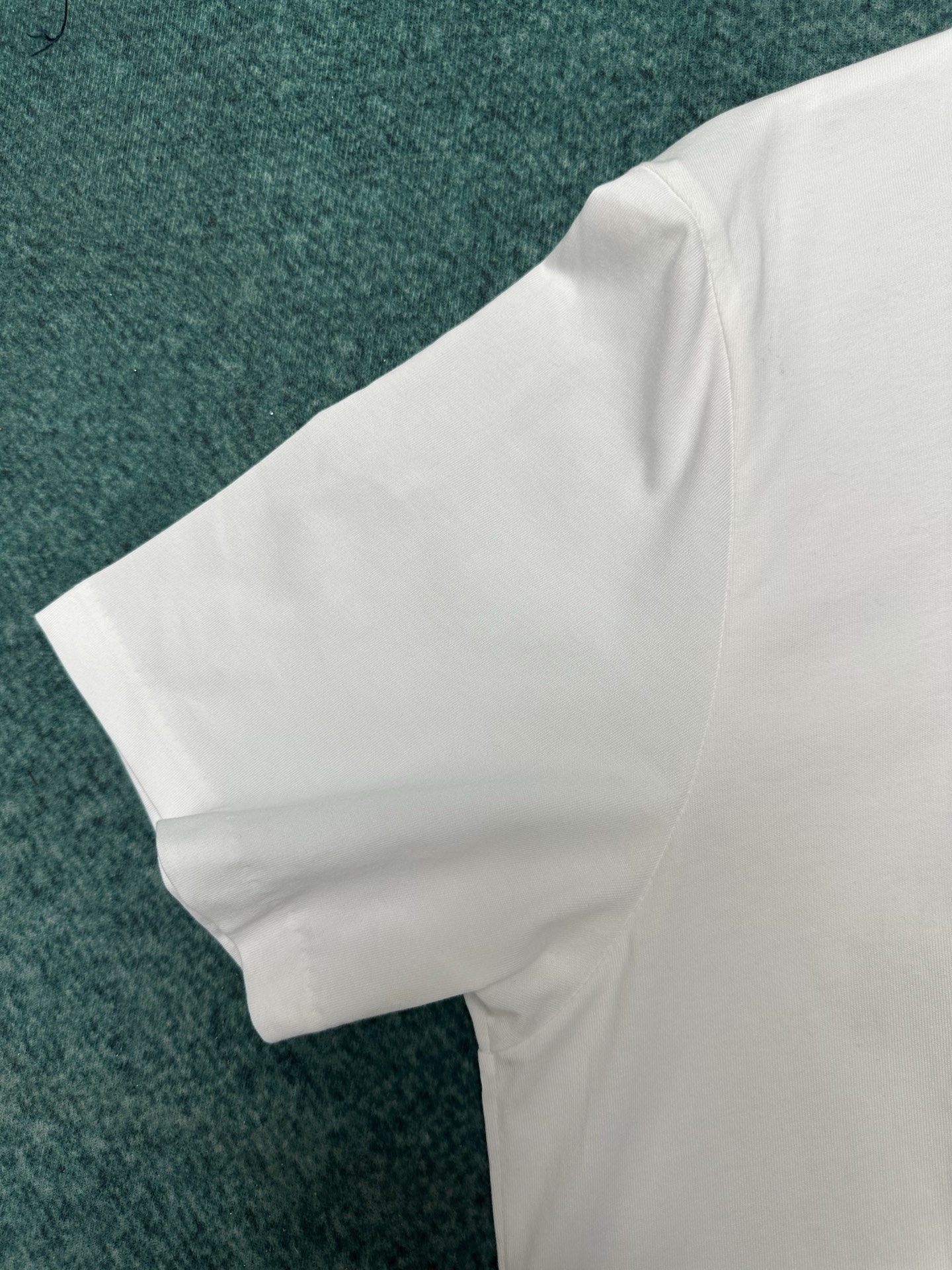 迪奥 25ss新款 T 恤是二零二五冬季男装系列新品，饰以灵感源自 Dior 高订精神的 Christi