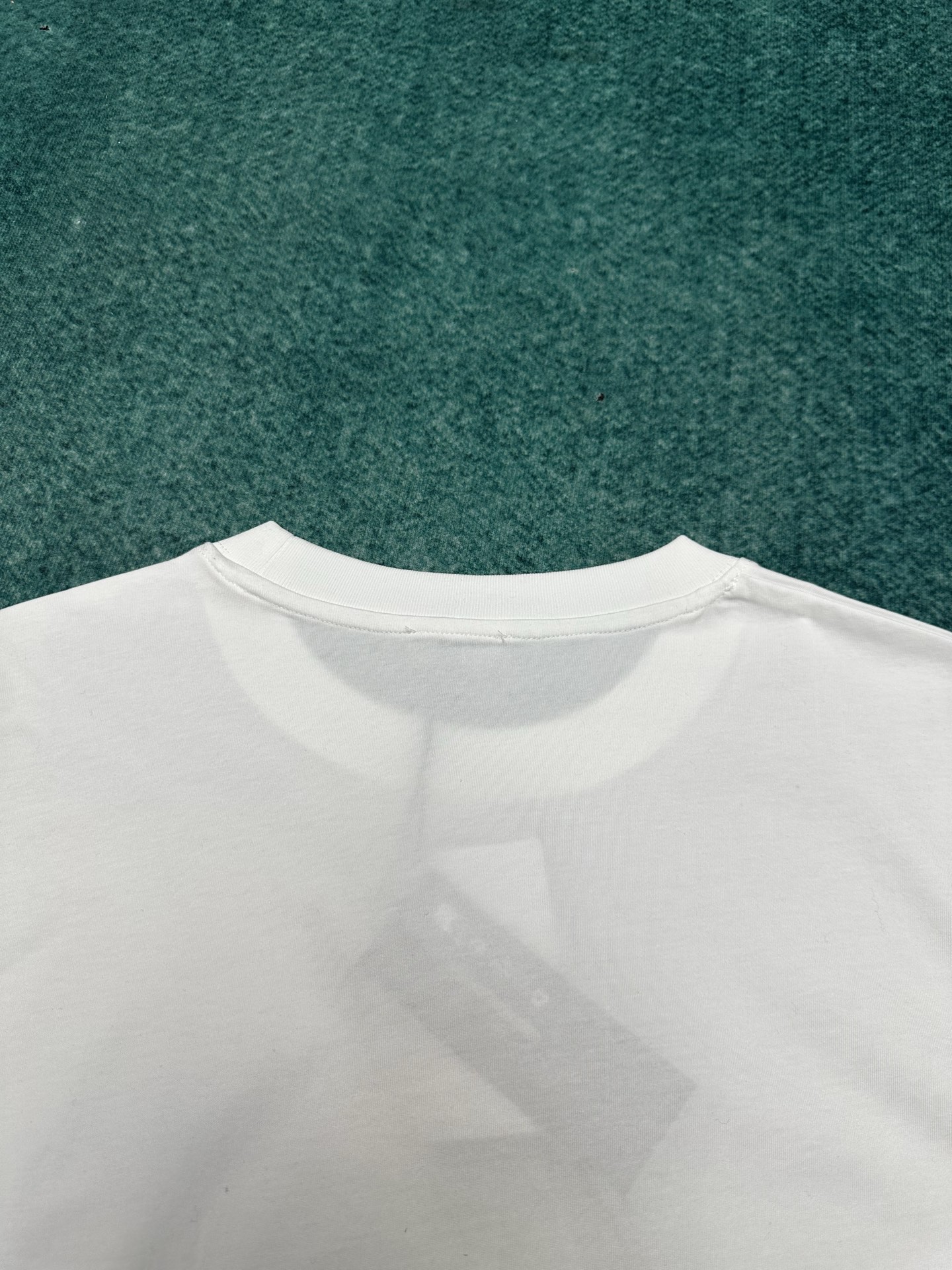 迪奥 25ss新款 T 恤是二零二五冬季男装系列新品，饰以灵感源自 Dior 高订精神的 Christi