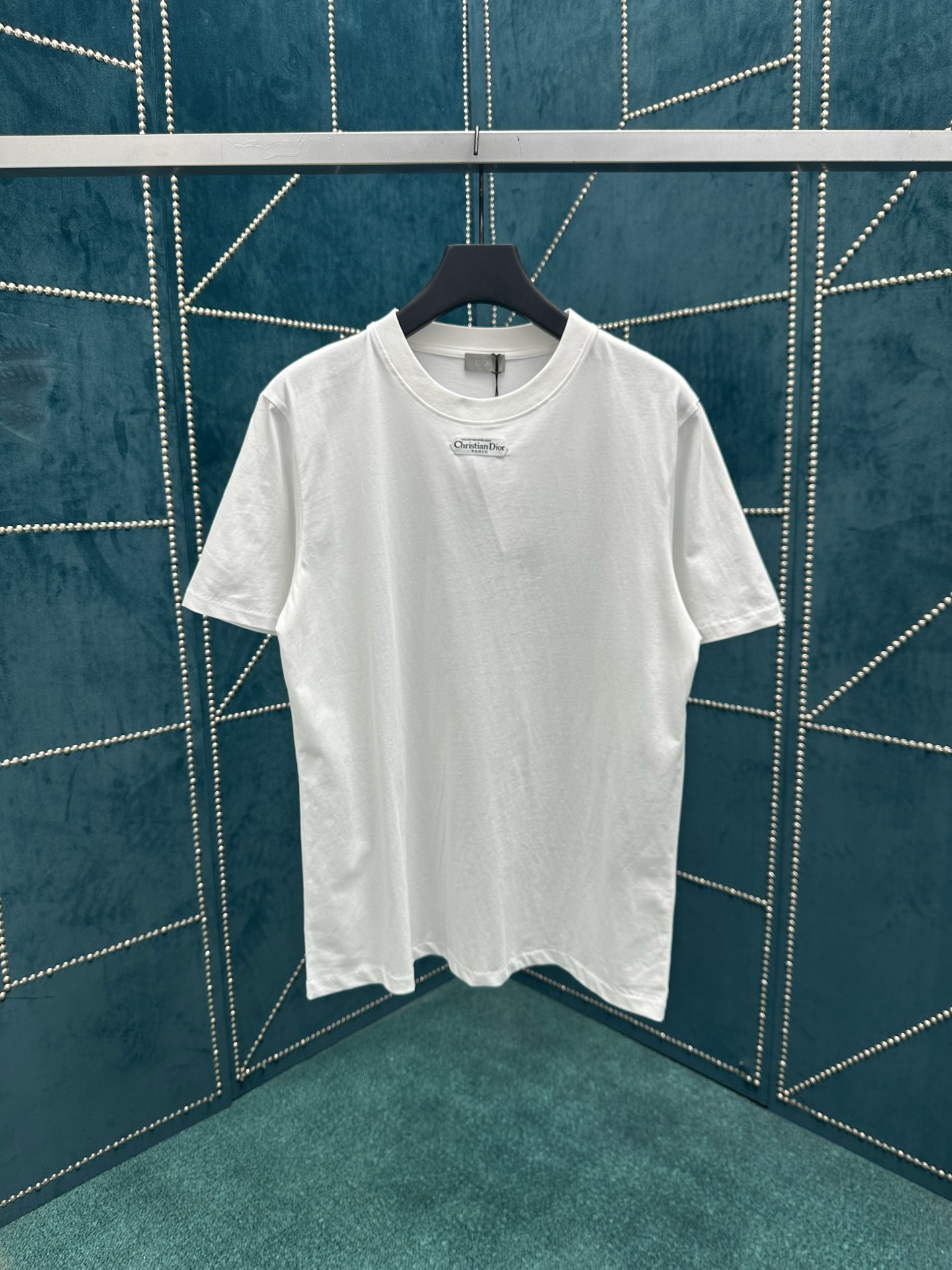 迪奥 25ss新款 T 恤是二零二五冬季男装系列新品，饰以灵感源自 Dior 高订精神的 Christi