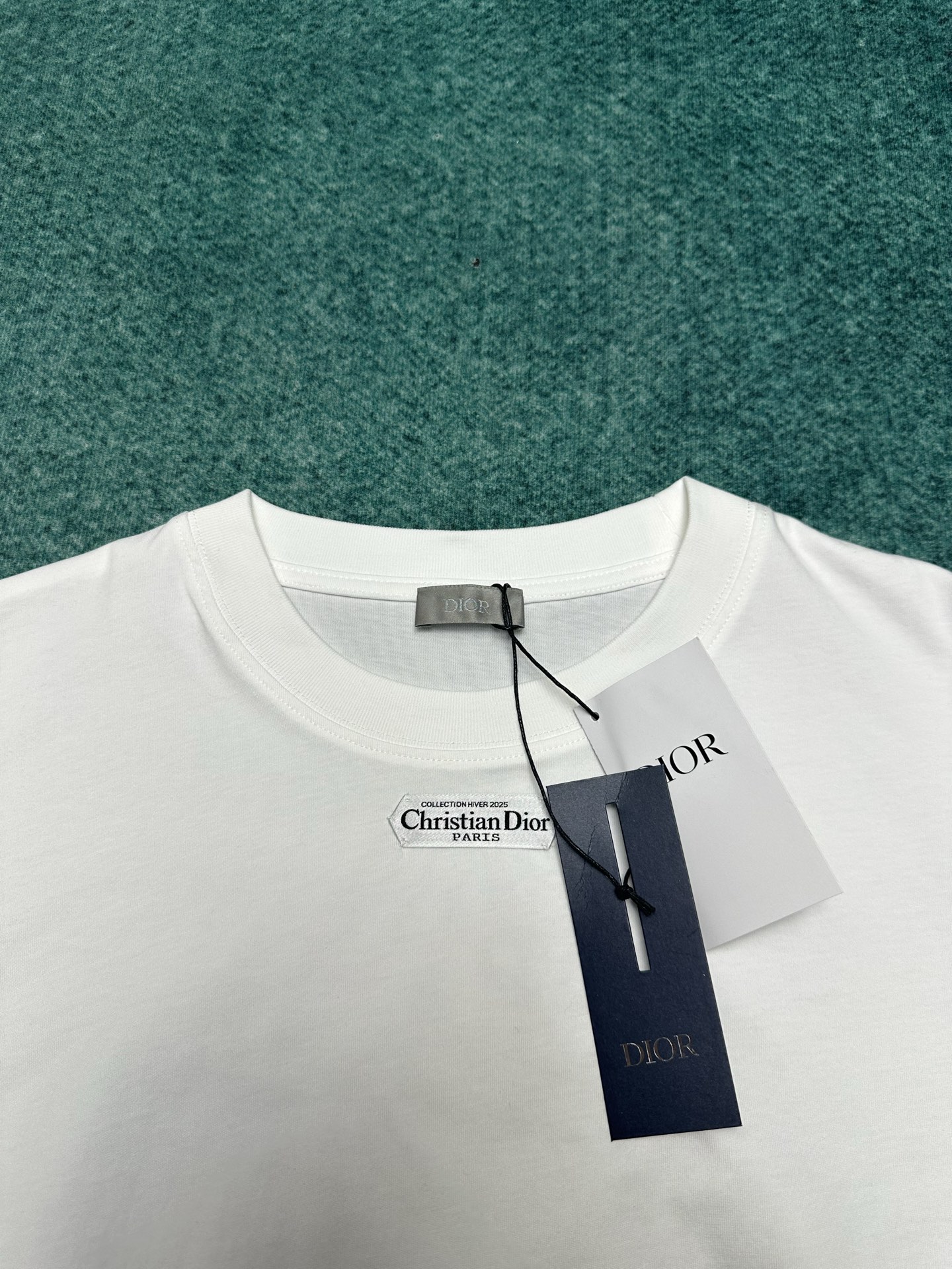 迪奥 25ss新款 T 恤是二零二五冬季男装系列新品，饰以灵感源自 Dior 高订精神的 Christi