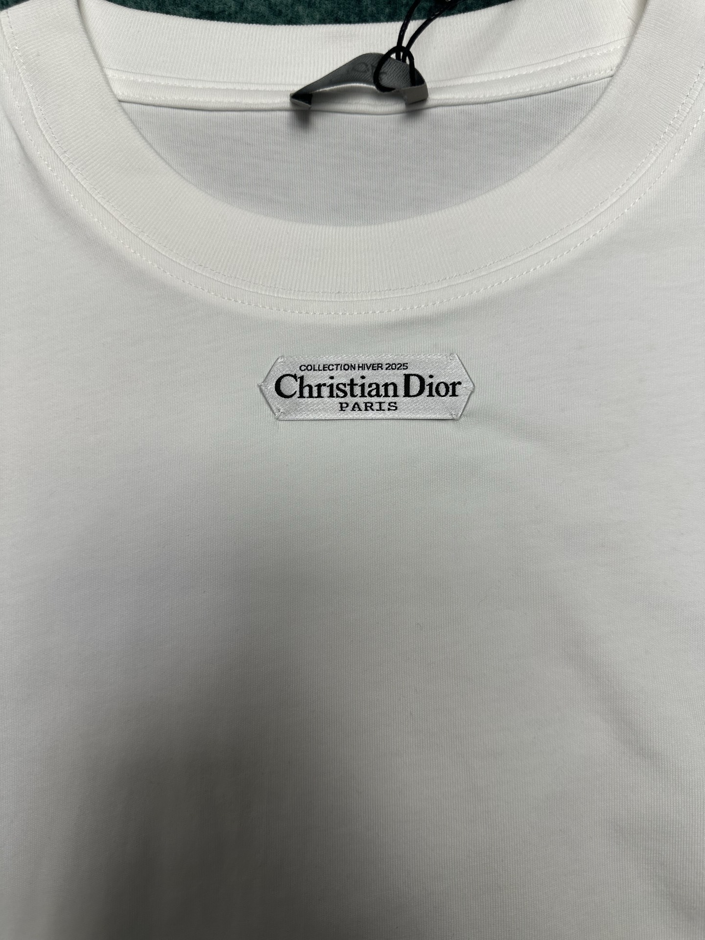 迪奥 25ss新款 T 恤是二零二五冬季男装系列新品，饰以灵感源自 Dior 高订精神的 Christi