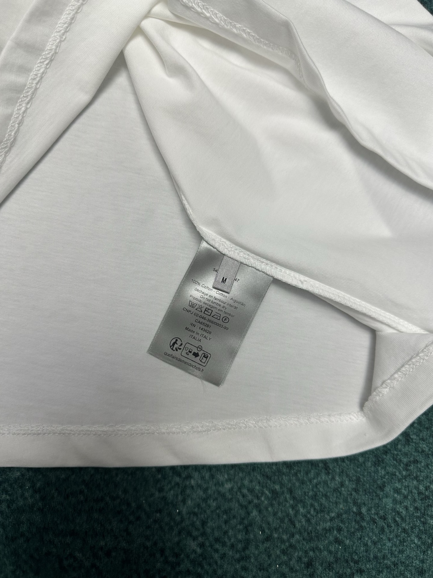 迪奥 25ss新款 T 恤是二零二五冬季男装系列新品，饰以灵感源自 Dior 高订精神的 Christi