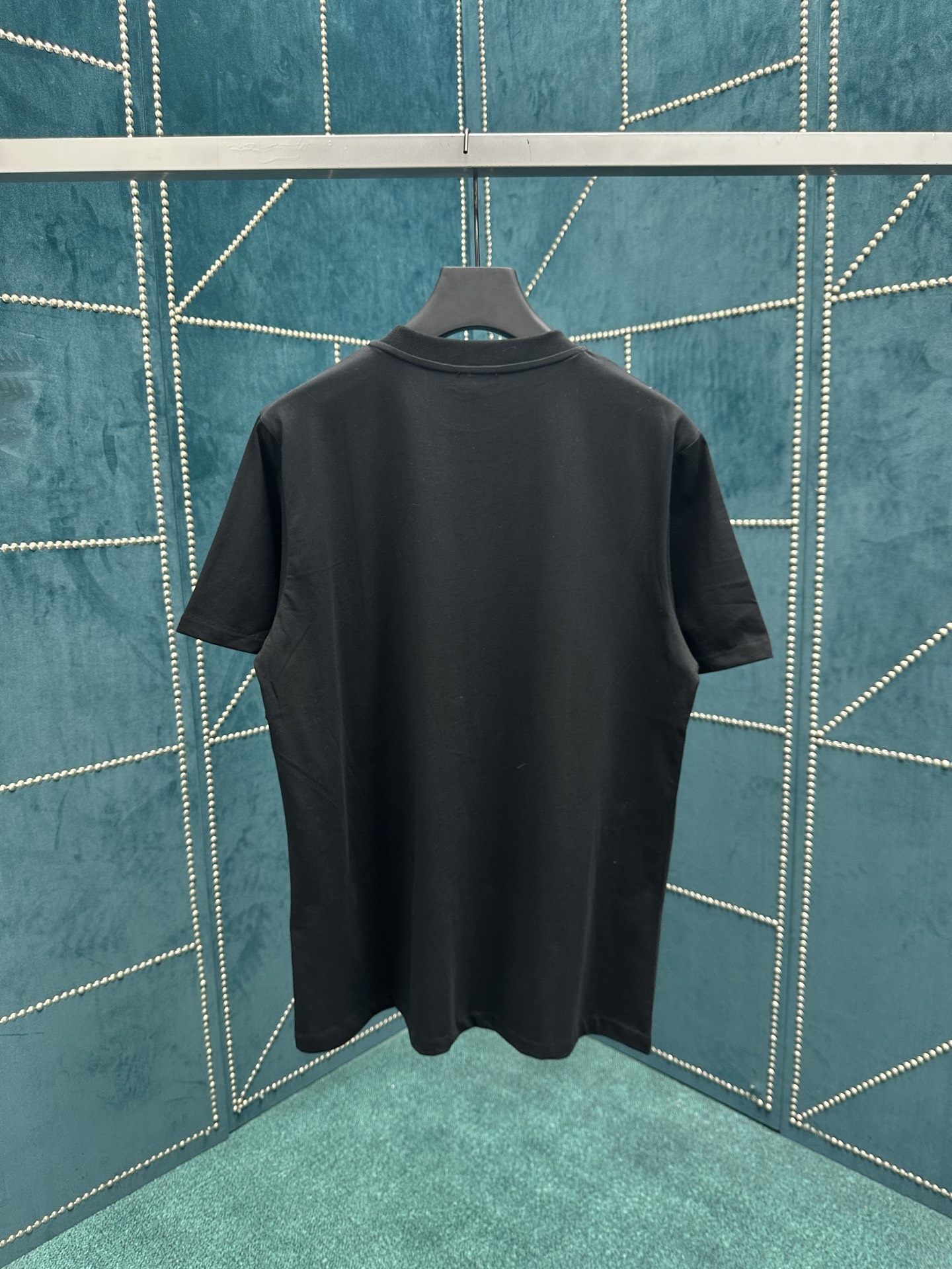 迪奥 25ss新款 T 恤是二零二五冬季男装系列新品，饰以灵感源自 Dior 高订精神的 Christi