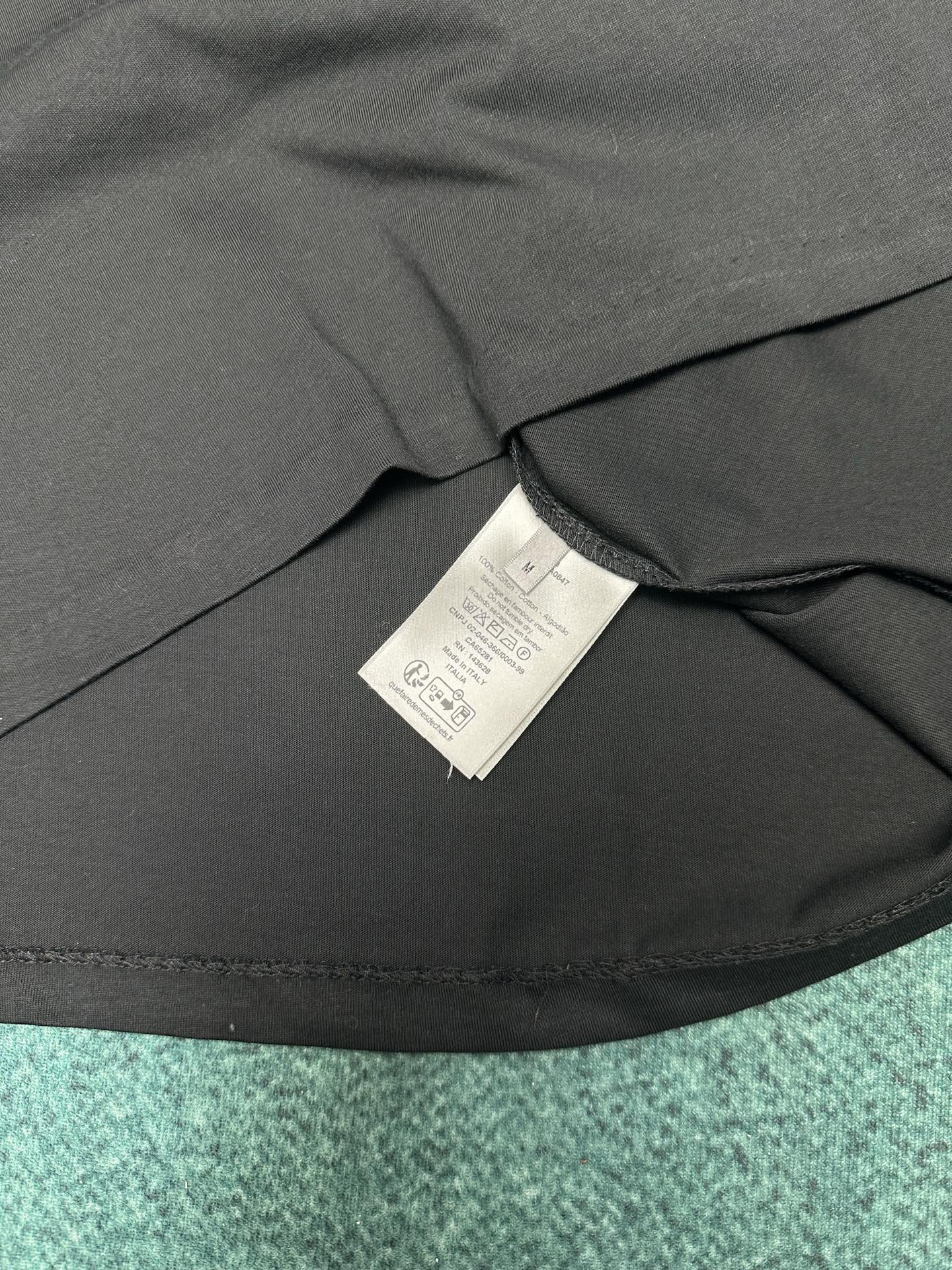 迪奥 25ss新款 T 恤是二零二五冬季男装系列新品，饰以灵感源自 Dior 高订精神的 Christi